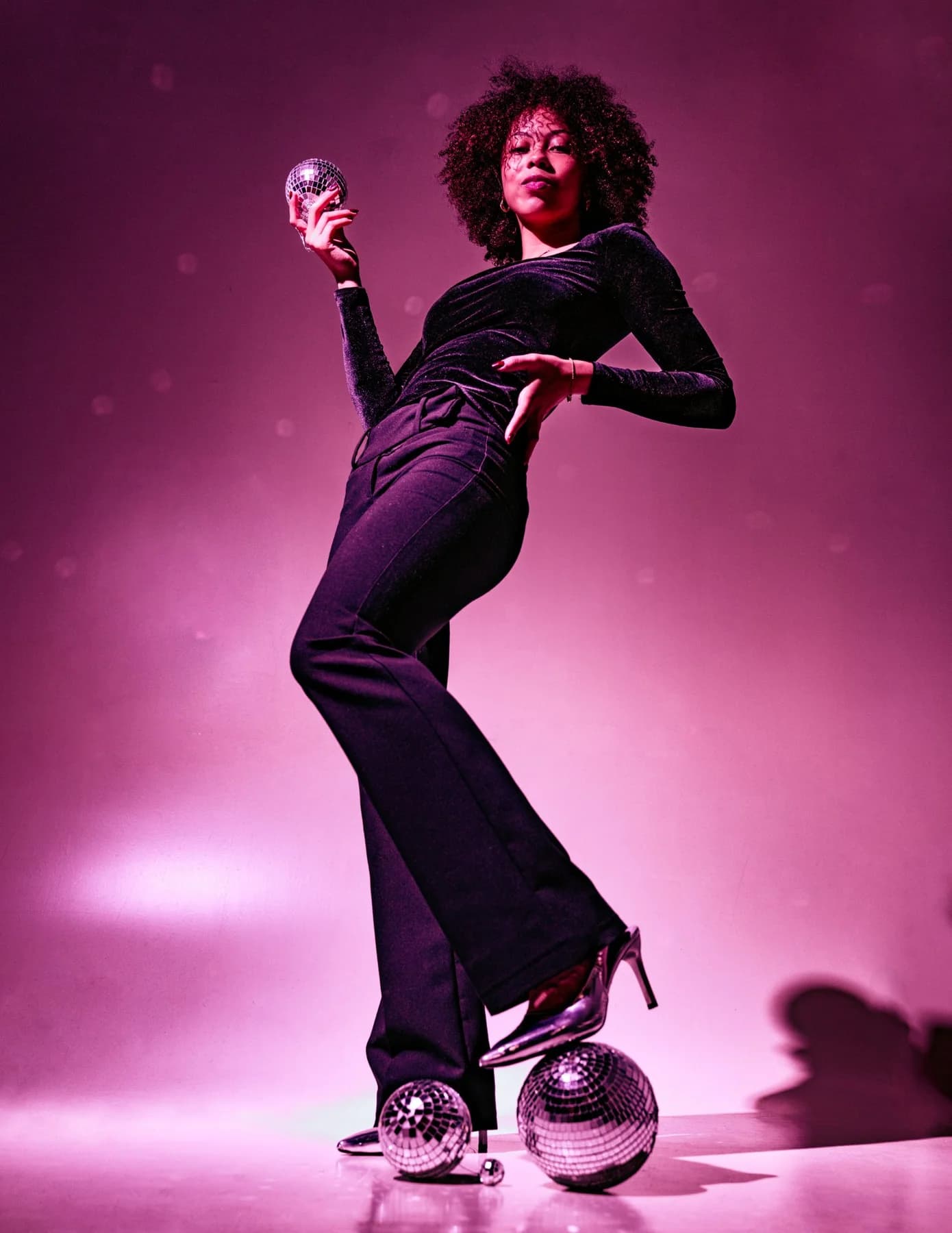 Shooting mode studio ambiance disco lumière rose avec boules à facettes