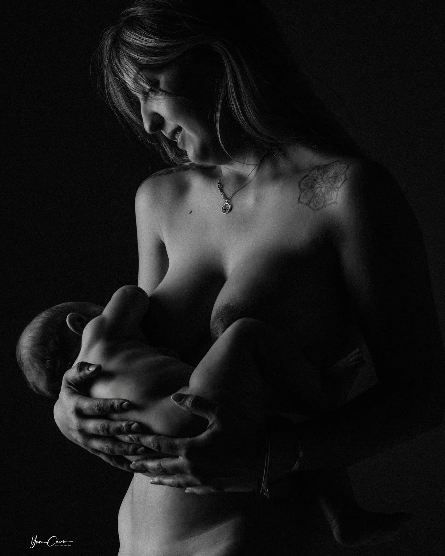 Photo artistique d'allaitement maternel en noir et blanc en studio