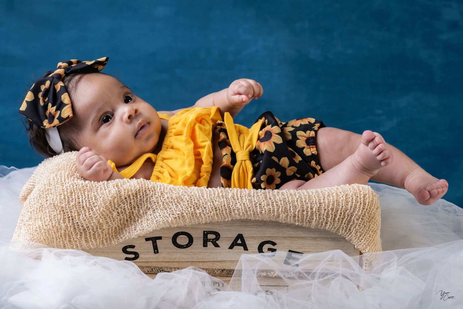 Bébé avec accessoires colorés lors d'un shooting naissance en Ardèche