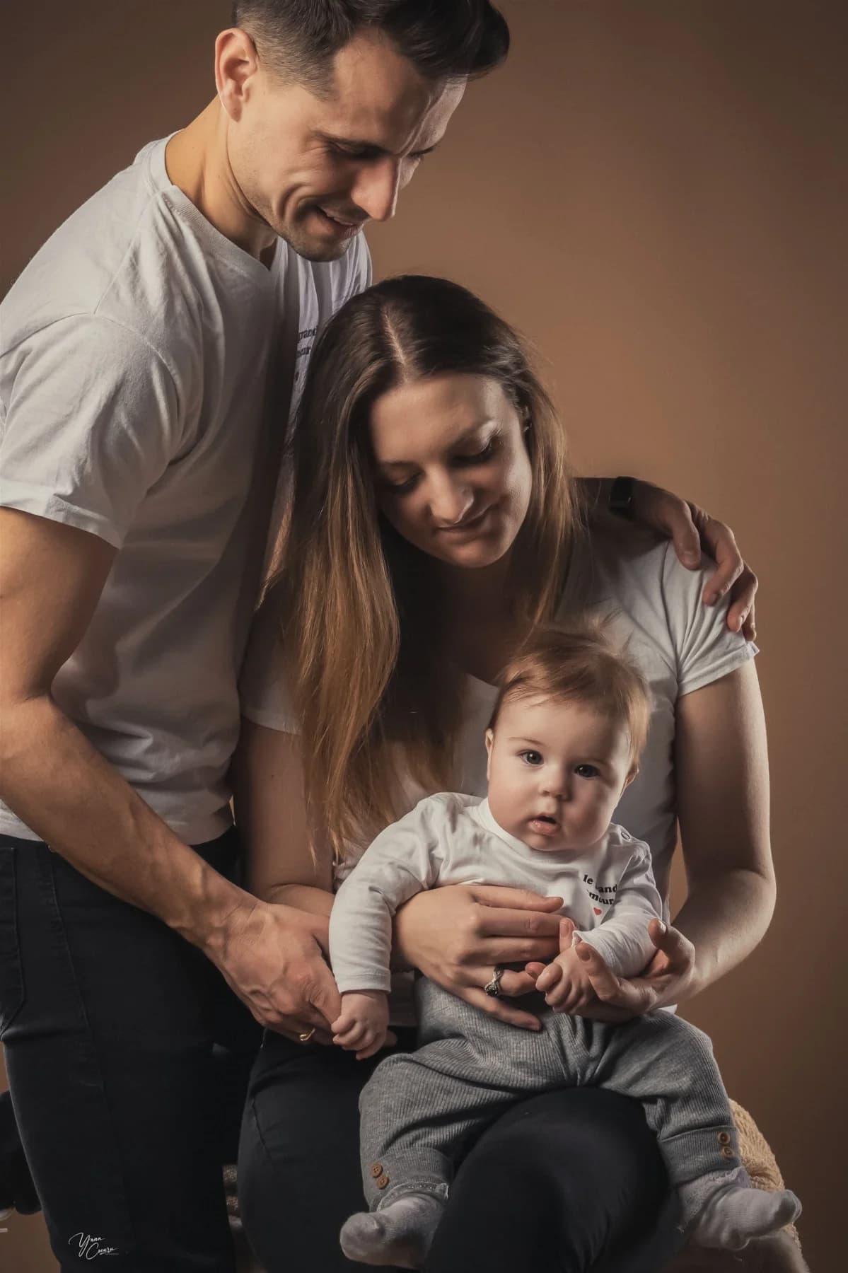 Séance photo naissance en famille avec parents et bébé en studio