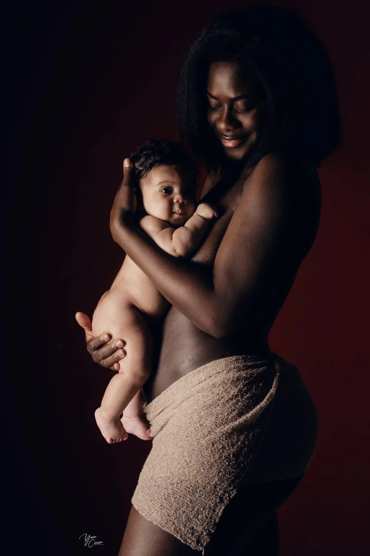 Séance naissance maman bébé tendresse studio