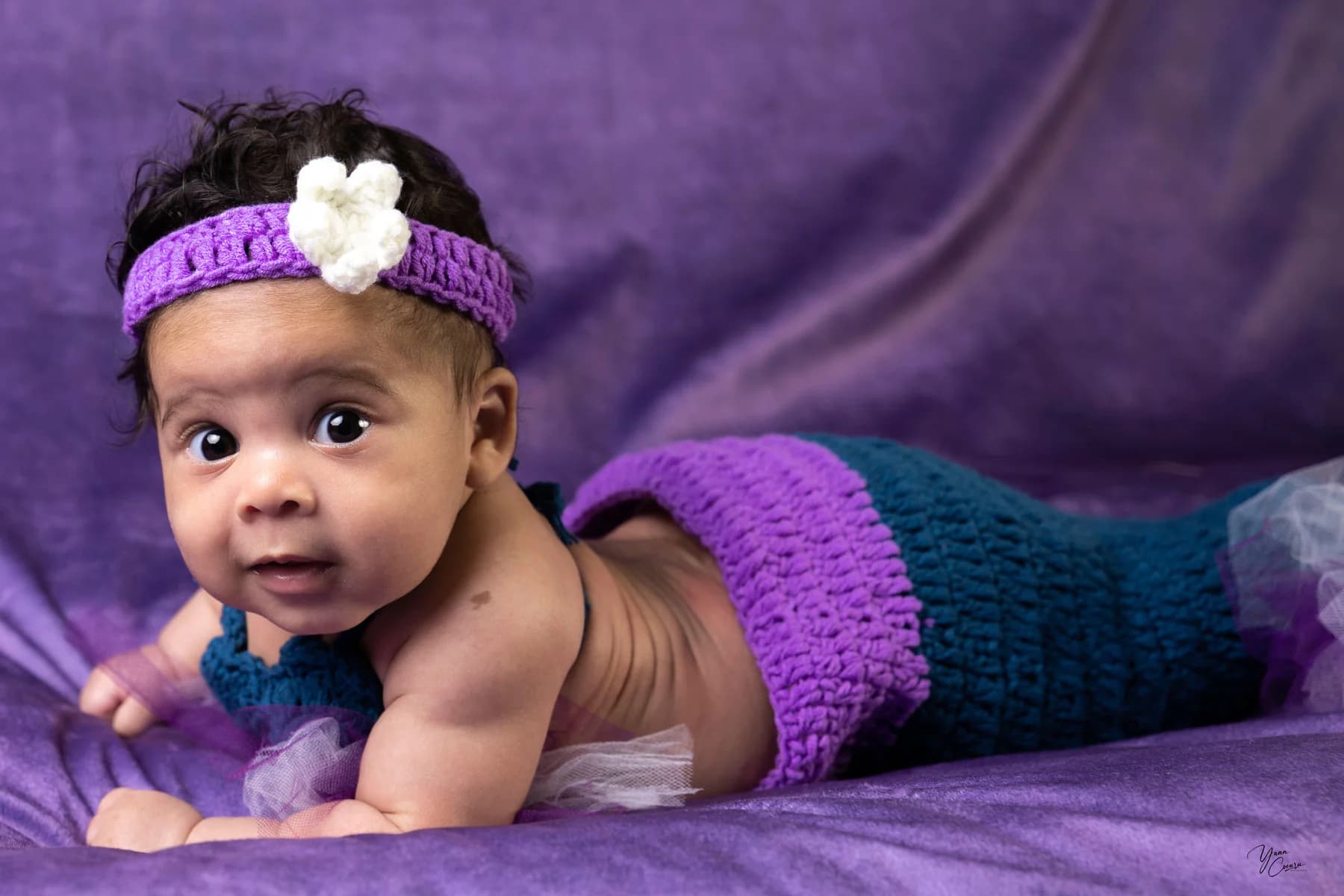 Bébé en tenue crochet lors d'un shooting naissance en studio à Ruoms