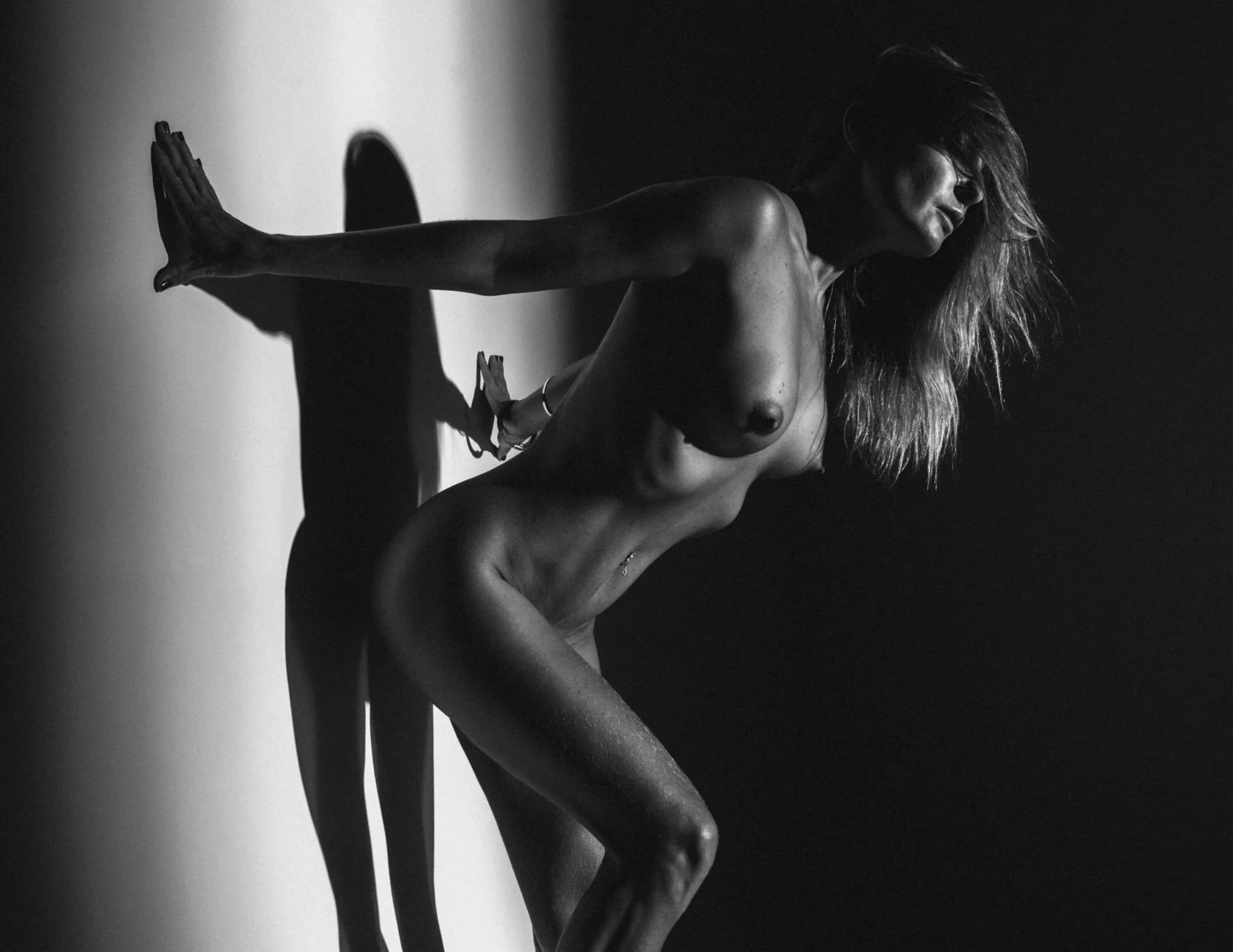 Nu artistique ombre et lumière composition noir et blanc — photographe fine art