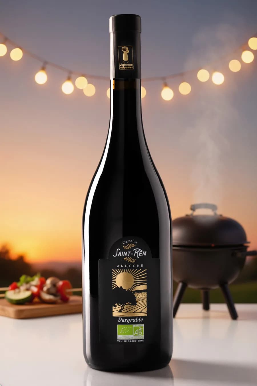 Bouteille de vin bio Desyrable en extérieur au coucher du soleil, ambiance barbecue et guirlande lumineuse