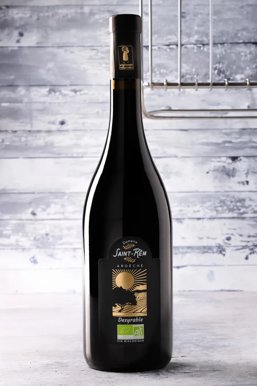 Bouteille de vin bio Desyrable sur fond de bois brut patiné