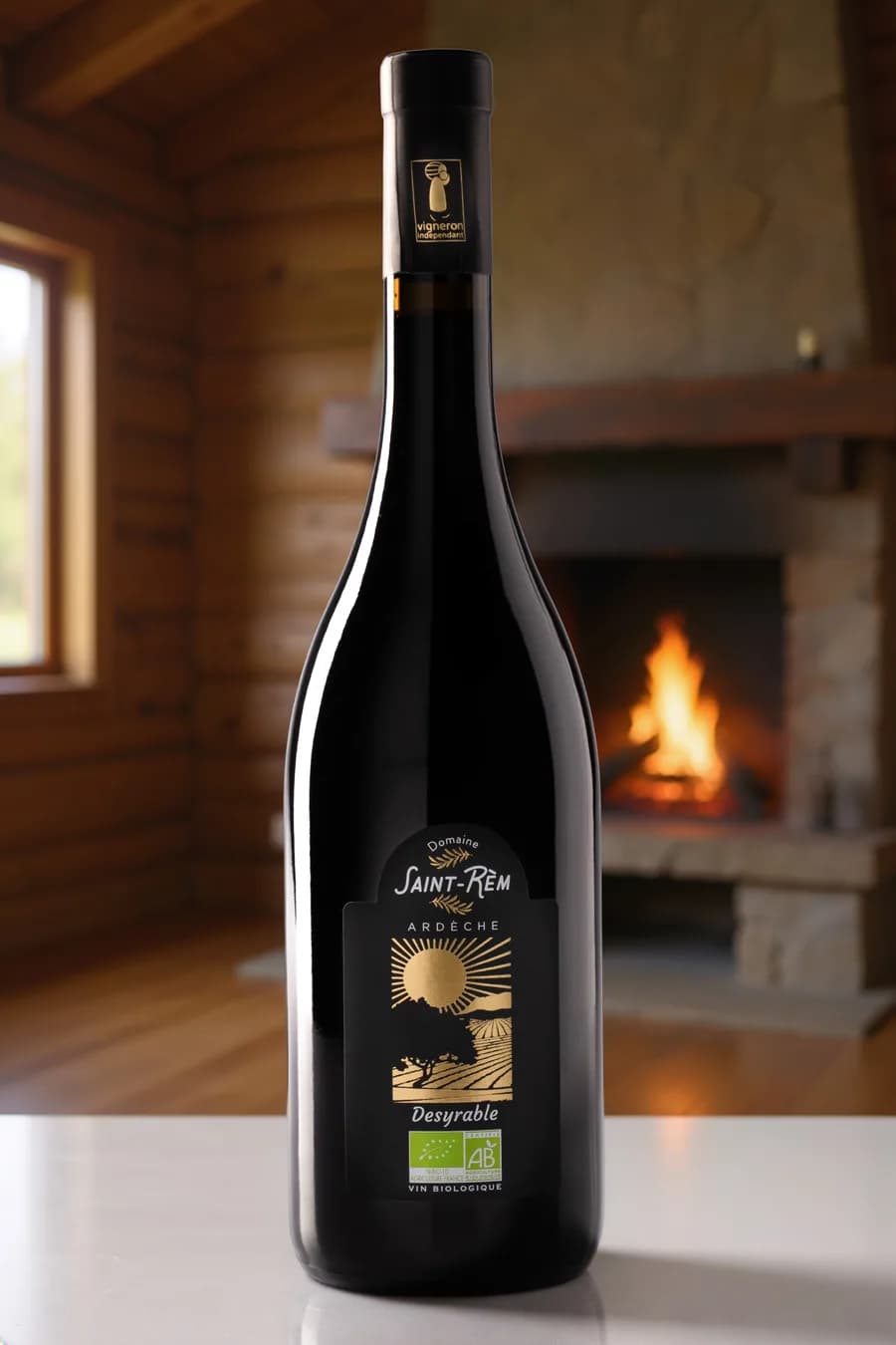 Bouteille de vin bio Desyrable devant une cheminée, ambiance chalet cocooning