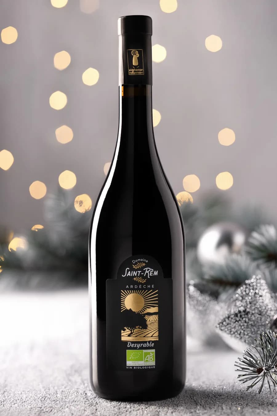 Bouteille de vin bio Desyrable mise en scène avec guirlandes lumineuses, ambiance chaleureuse