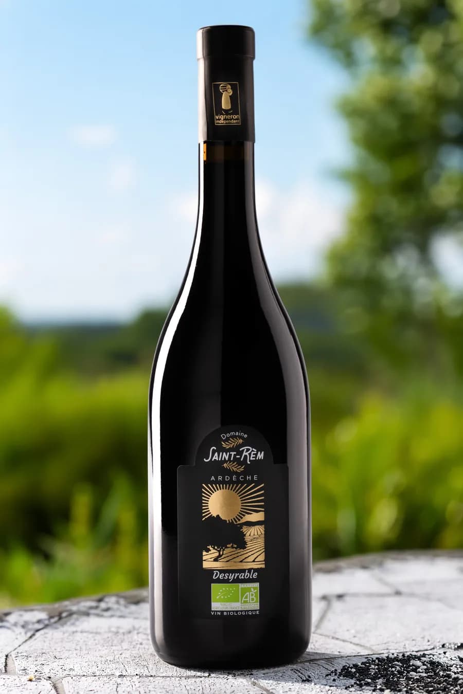 Bouteille de vin bio Desyrable en extérieur dans un jardin, lumière naturelle