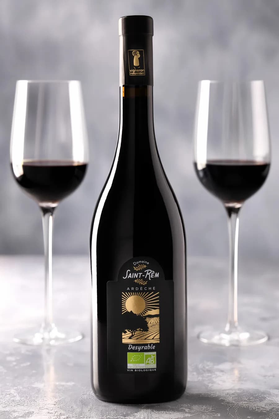 Bouteille de vin bio Desyrable en ambiance romantique avec deux verres à vin