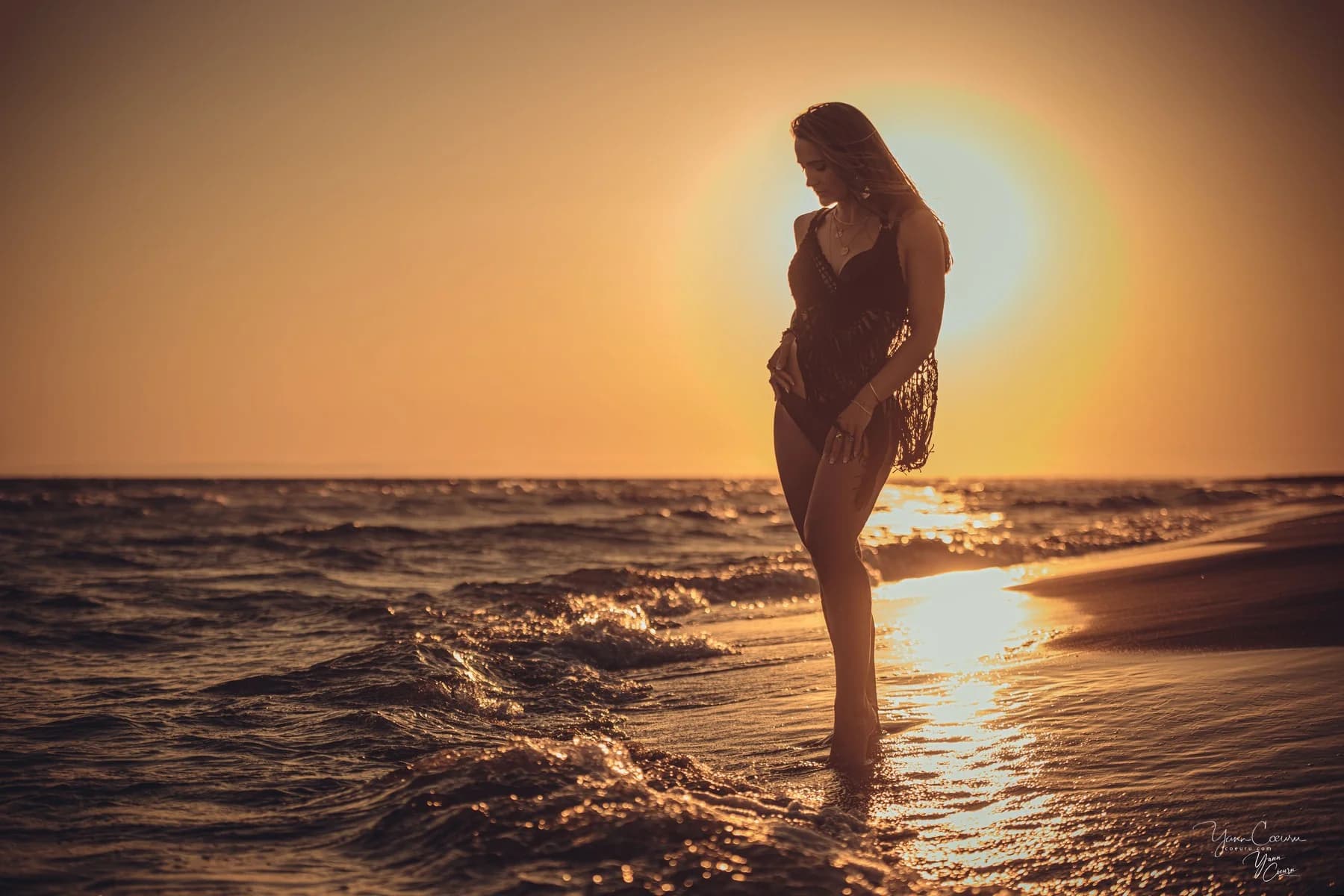 Silhouette d'une femme au bord de l'eau au coucher de soleil, Espiguette