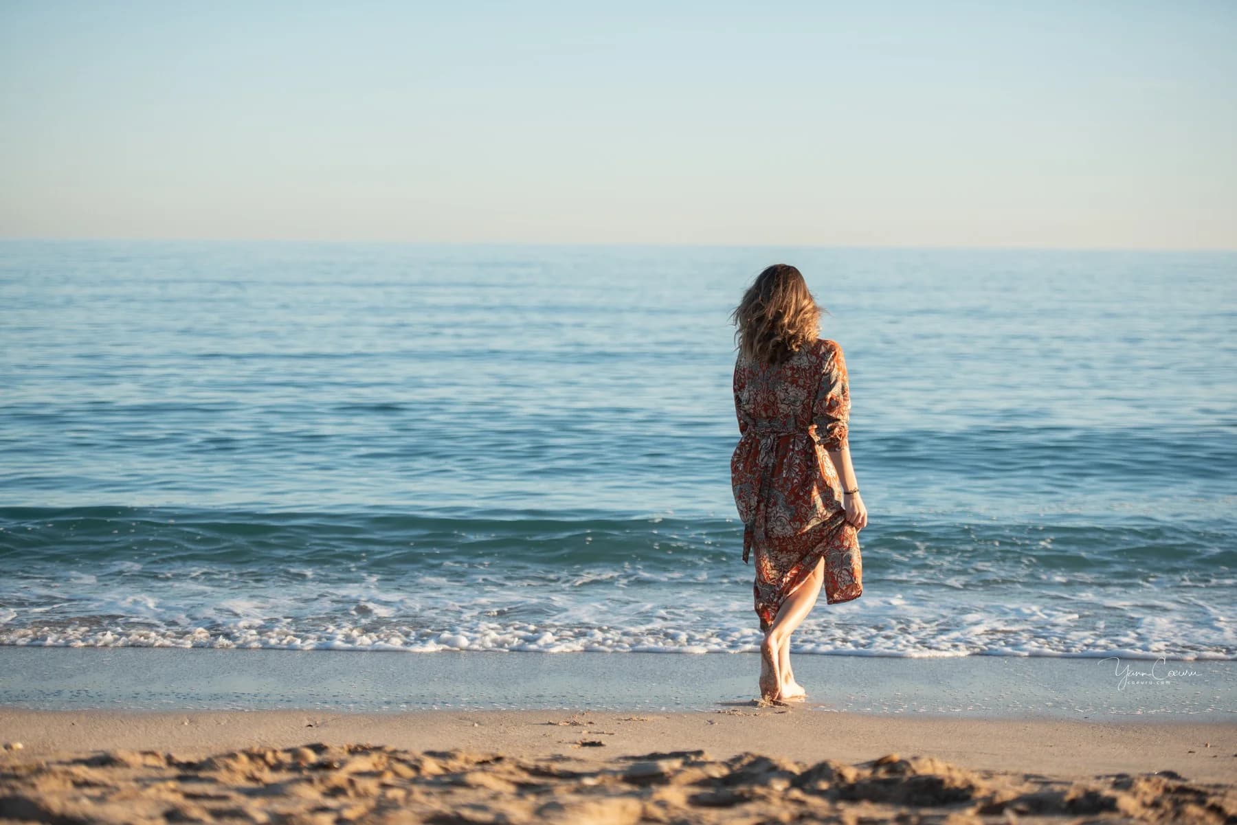 Femme de dos marchant dans la mer turquoise à Palavas-les-Flots