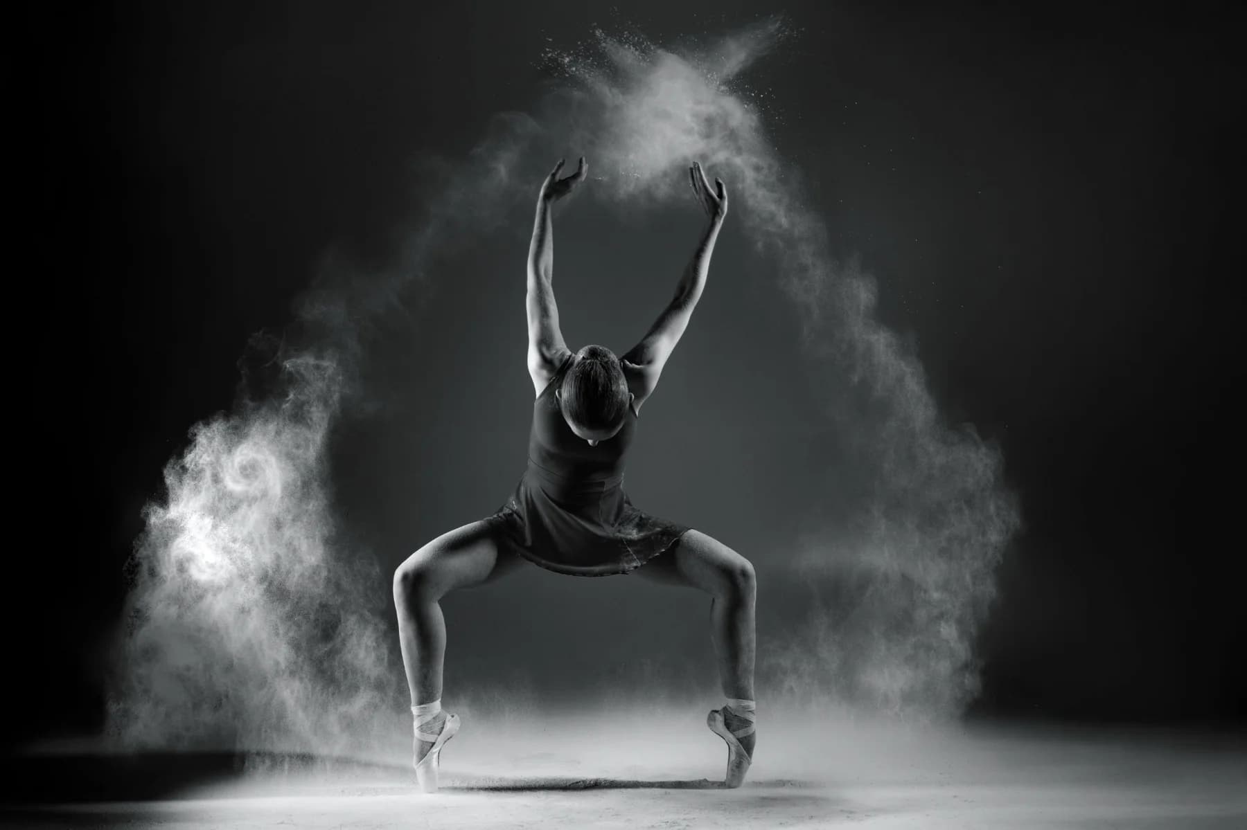Photographie danse classique avec poudre en studio noir et blanc