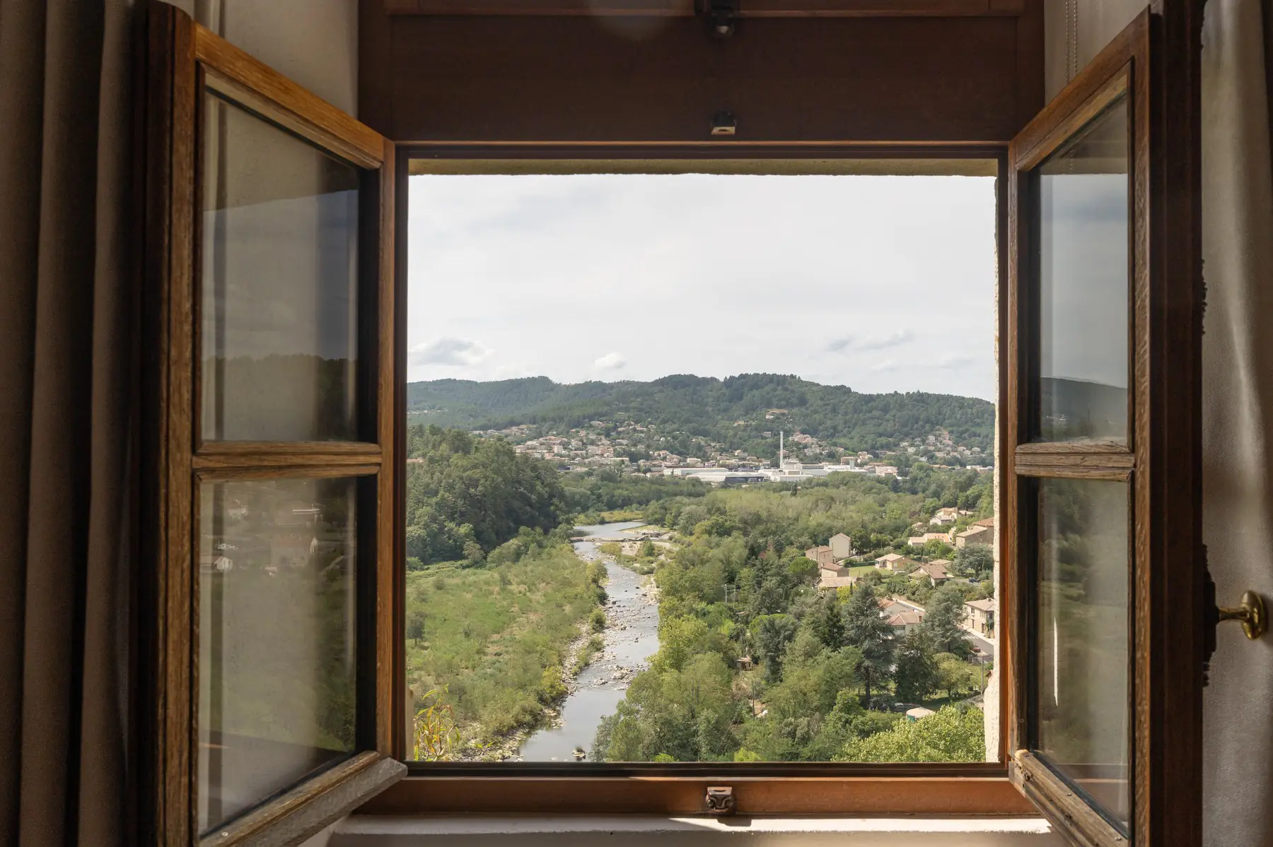 Vue sur la rivière depuis une fenêtre d'un château à Ucel — photographie immobilière près d'Aubenas