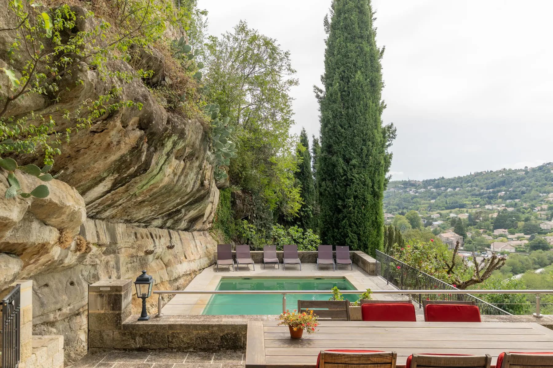 Piscine en pierre nichée sous la roche, château à Ucel — photo de bien d'exception près d'Aubenas