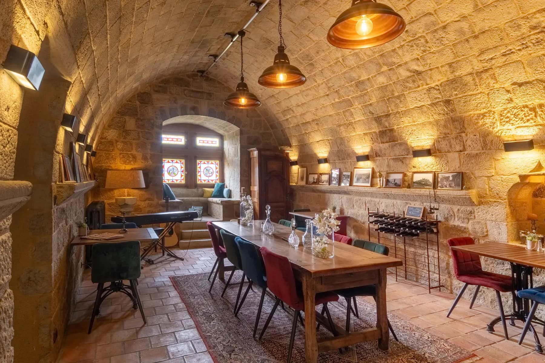 Salle voûtée en pierre et grande table d'hôtes, château à Ucel — photographe immobilier Ardèche