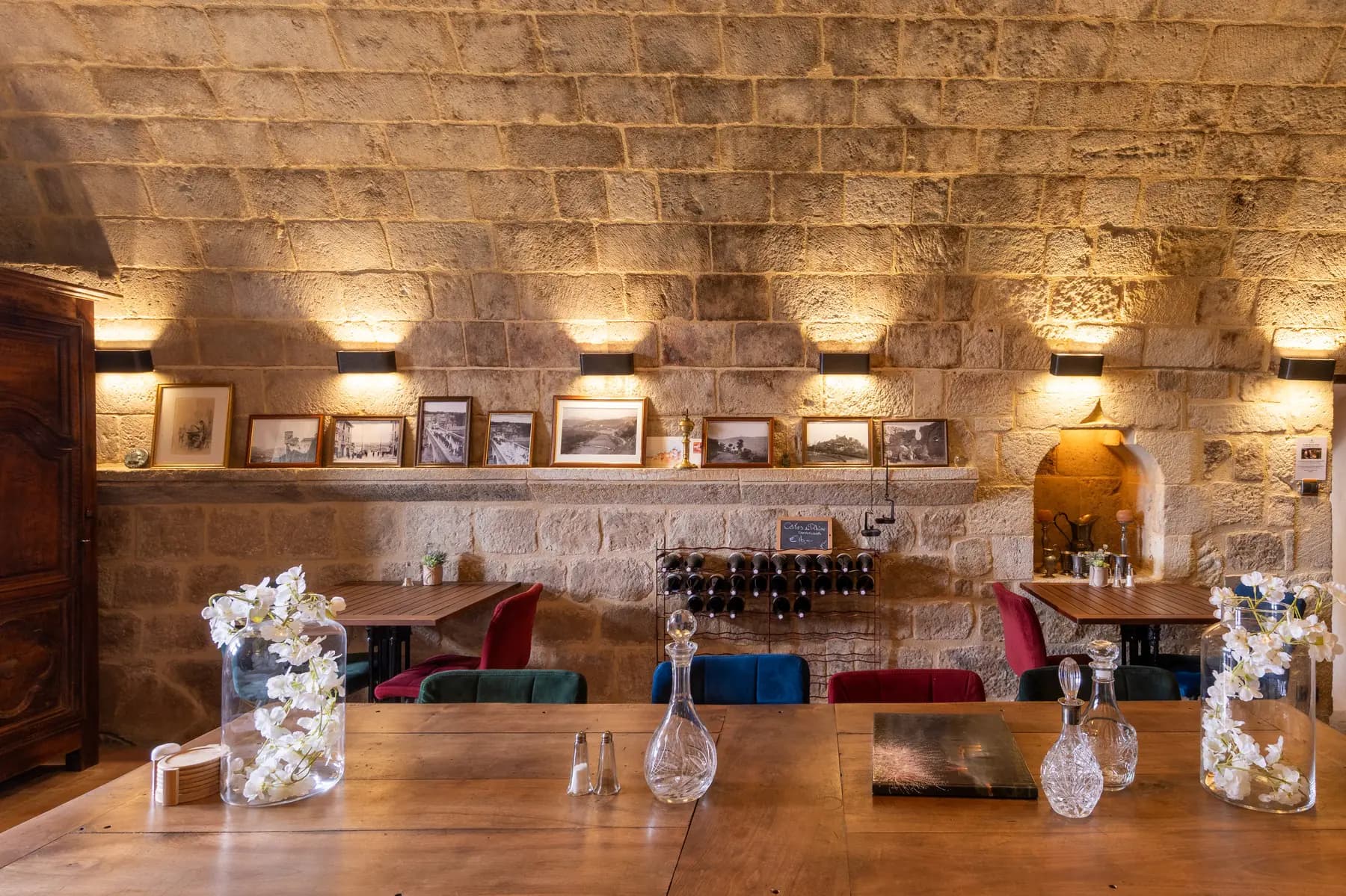 Salle à manger voûtée avec cave à vin, château à Ucel — photographie immobilière près d'Aubenas