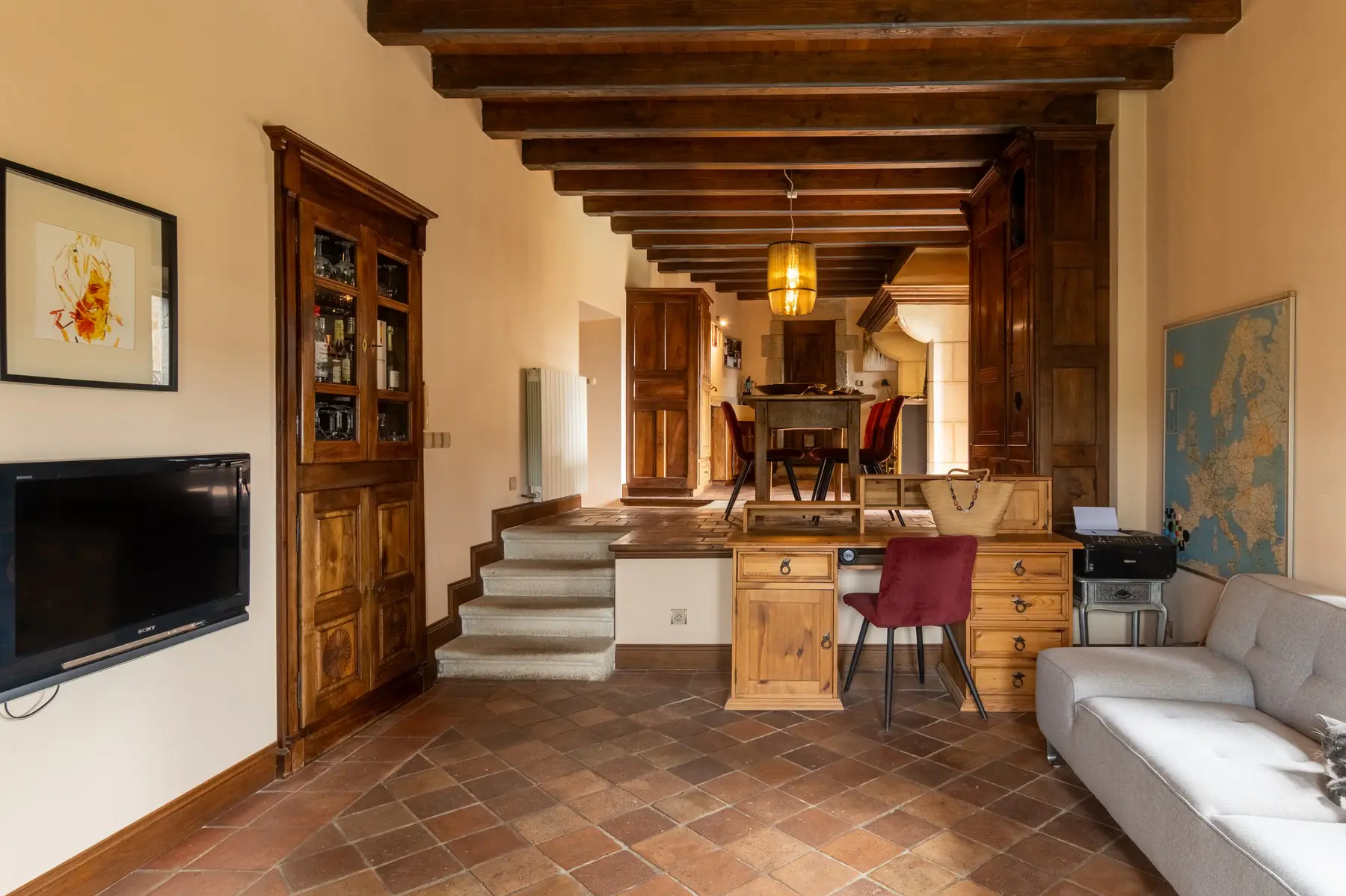 Séjour aux poutres apparentes et tomettes anciennes, château à Ucel — photographe immobilier Aubenas
