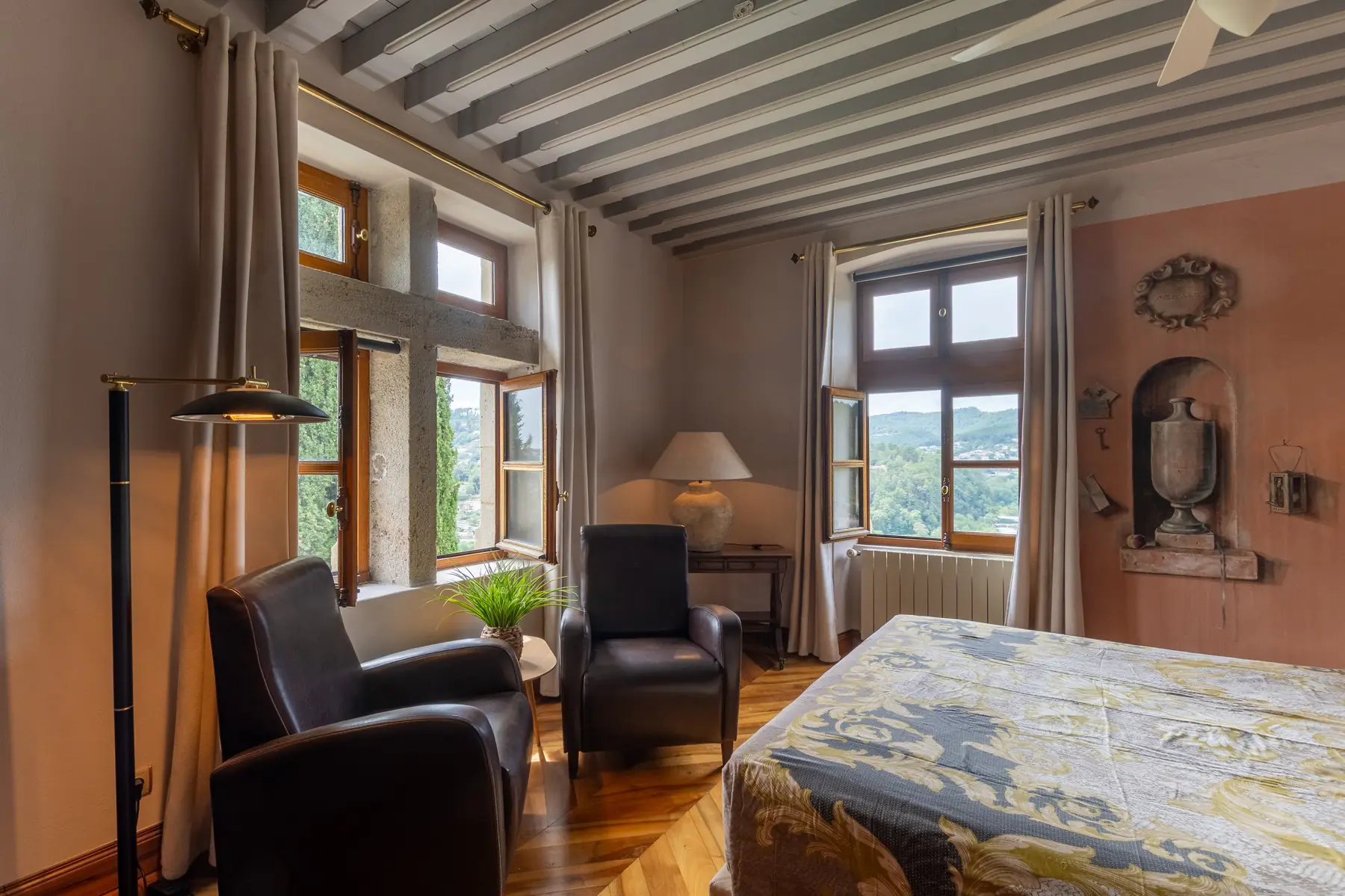 Chambre avec fauteuils et fenêtres à meneaux dans un château à Ucel — photo immobilière de prestige