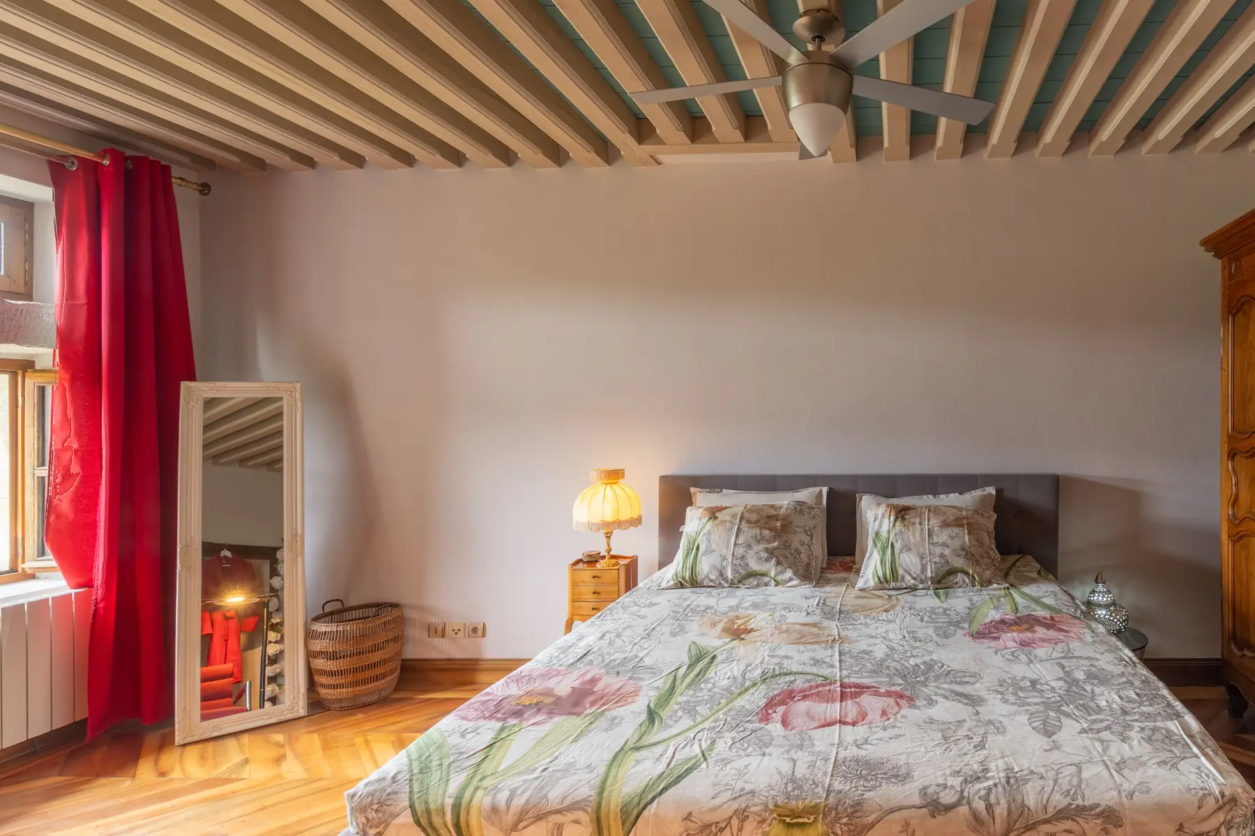 Chambre au plafond de bois peint en bleu, château à Ucel — photographe immobilier Sud-Ardèche