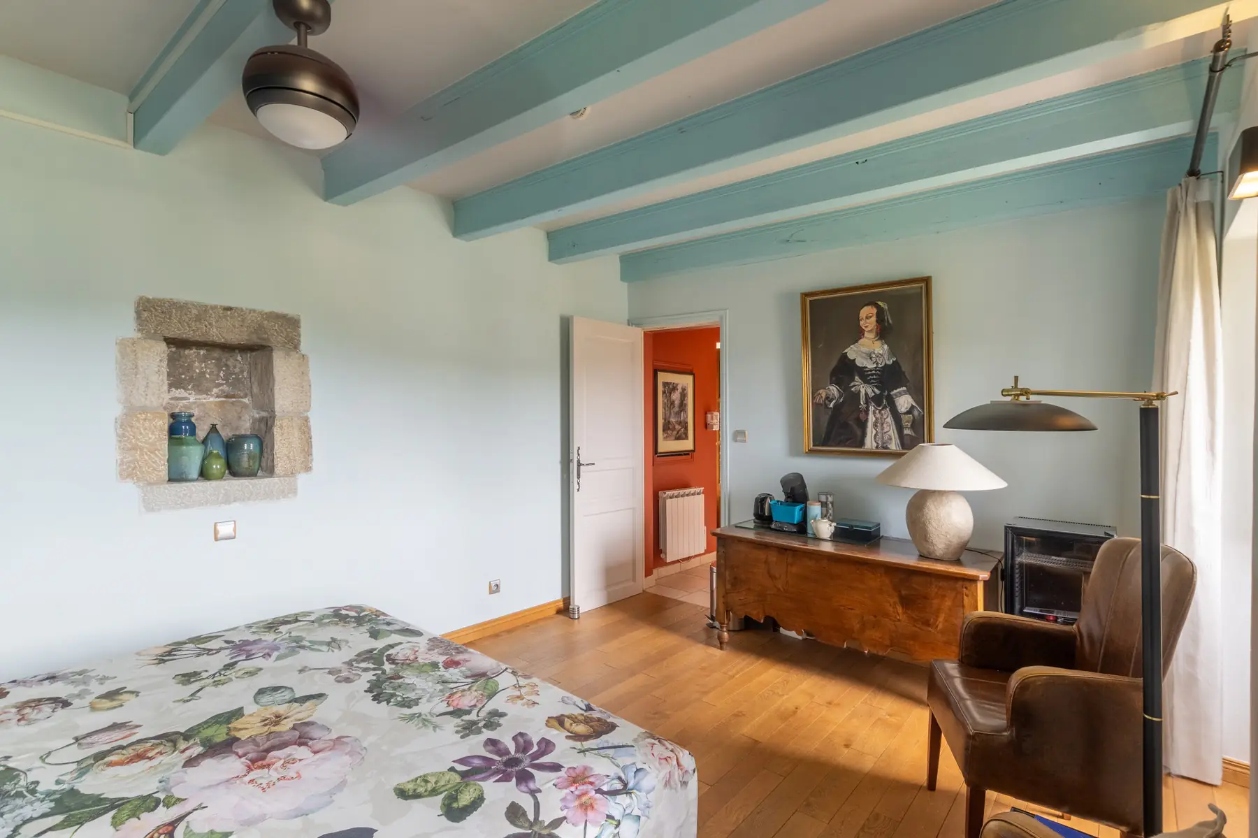 Chambre aux poutres bleues et niche en pierre, château à Ucel — photographie immobilière Aubenas