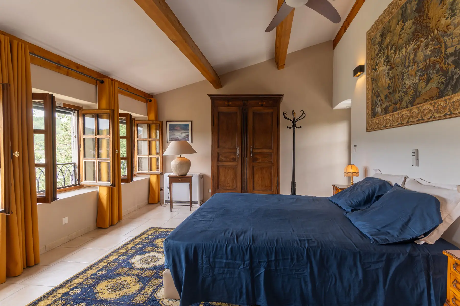 Chambre bleue avec armoire ancienne et tapisserie, château à Ucel — photo de bien de caractère