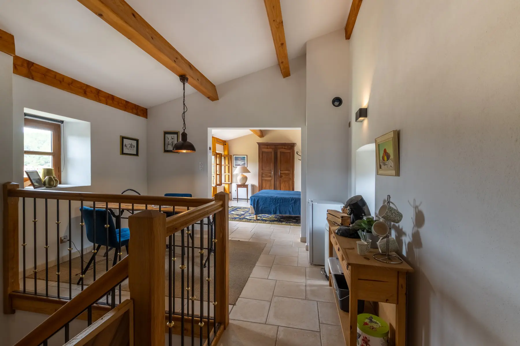 Palier de suite avec coin café dans un château à Ucel — photographe immobilier Ardèche