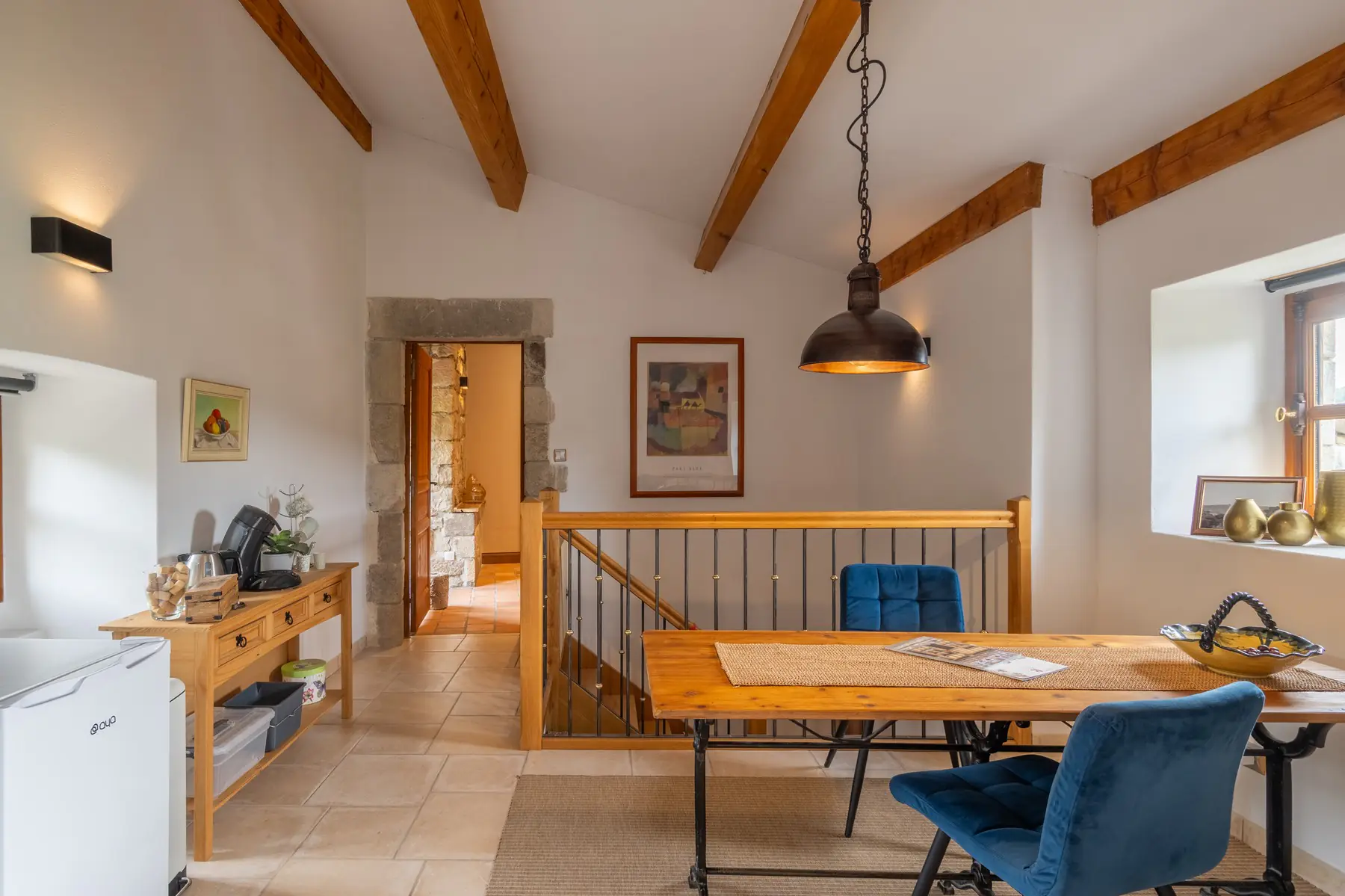 Suite sous les toits et charpente apparente, château à Ucel — photographie immobilière de prestige