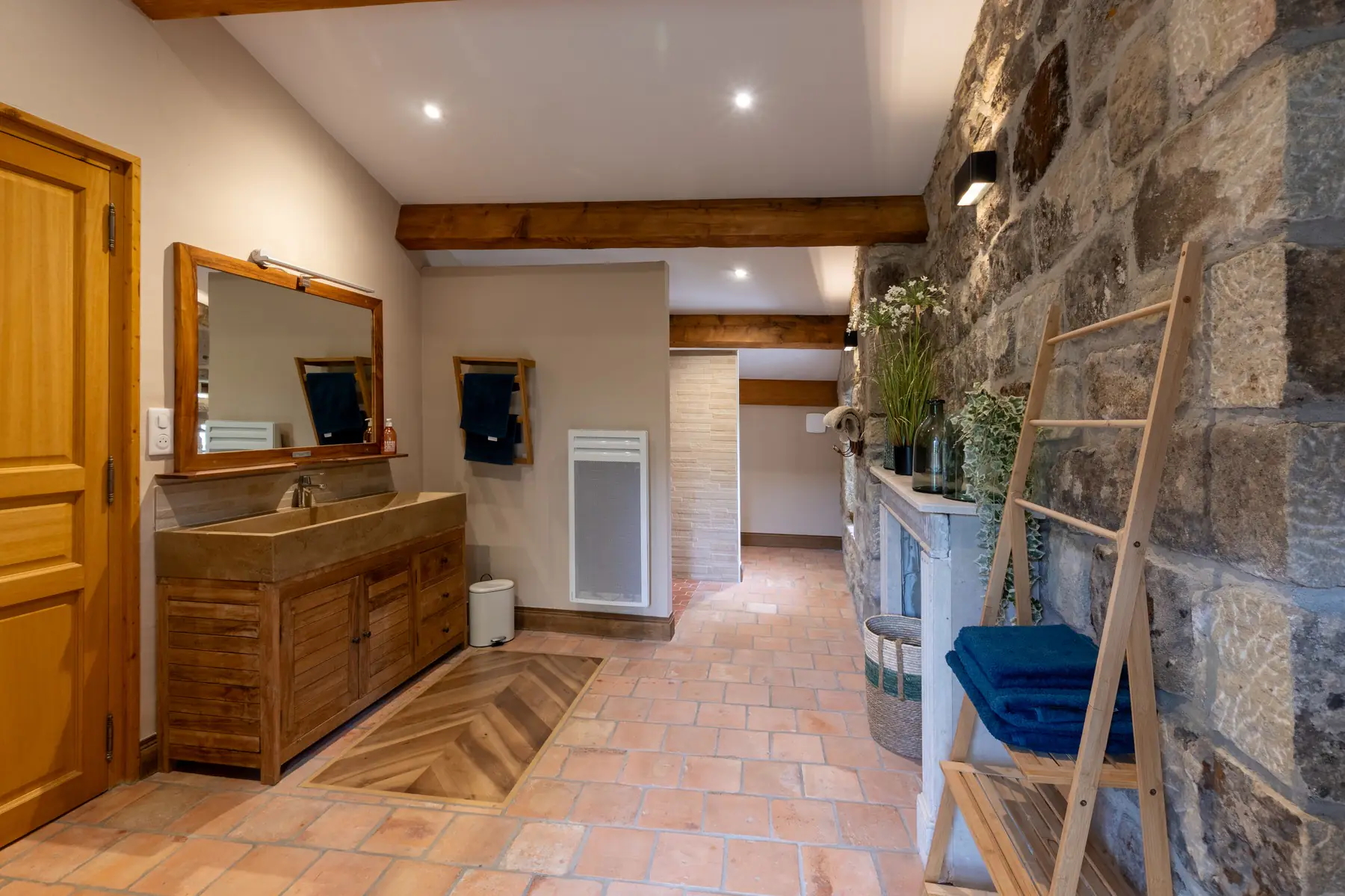 Salle de bain en pierre avec vasque, château à Ucel — photo immobilière HDR près d'Aubenas