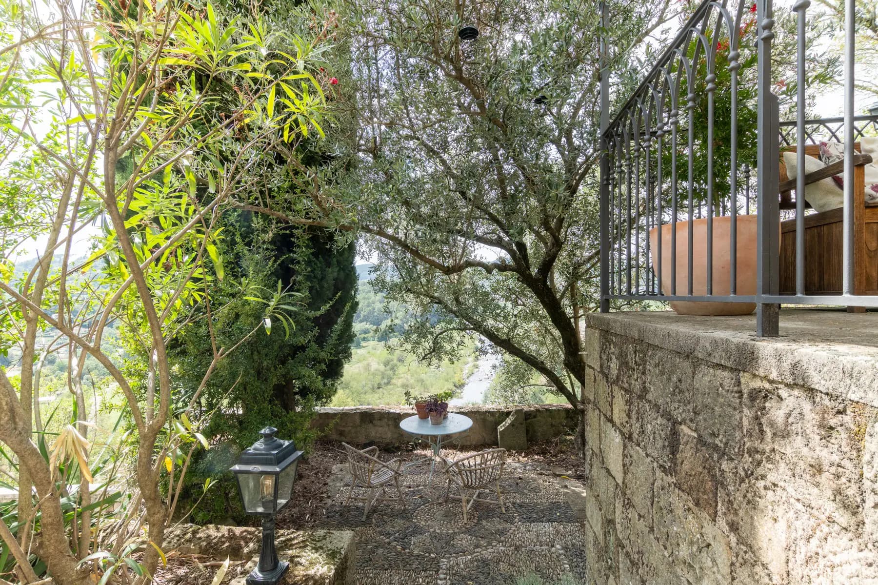 Terrasse ombragée d'oliviers dominant la rivière, château à Ucel — photographie immobilière Ardèche