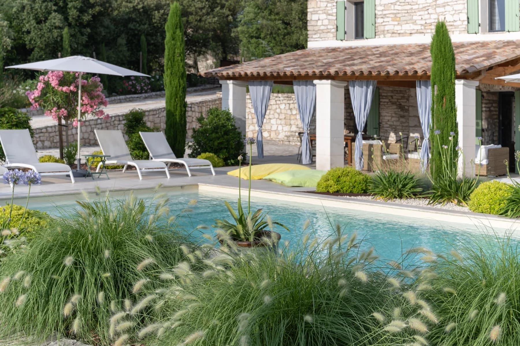 Domaine viticole à Châteauneuf-du-Pape — piscine et mas en pierre