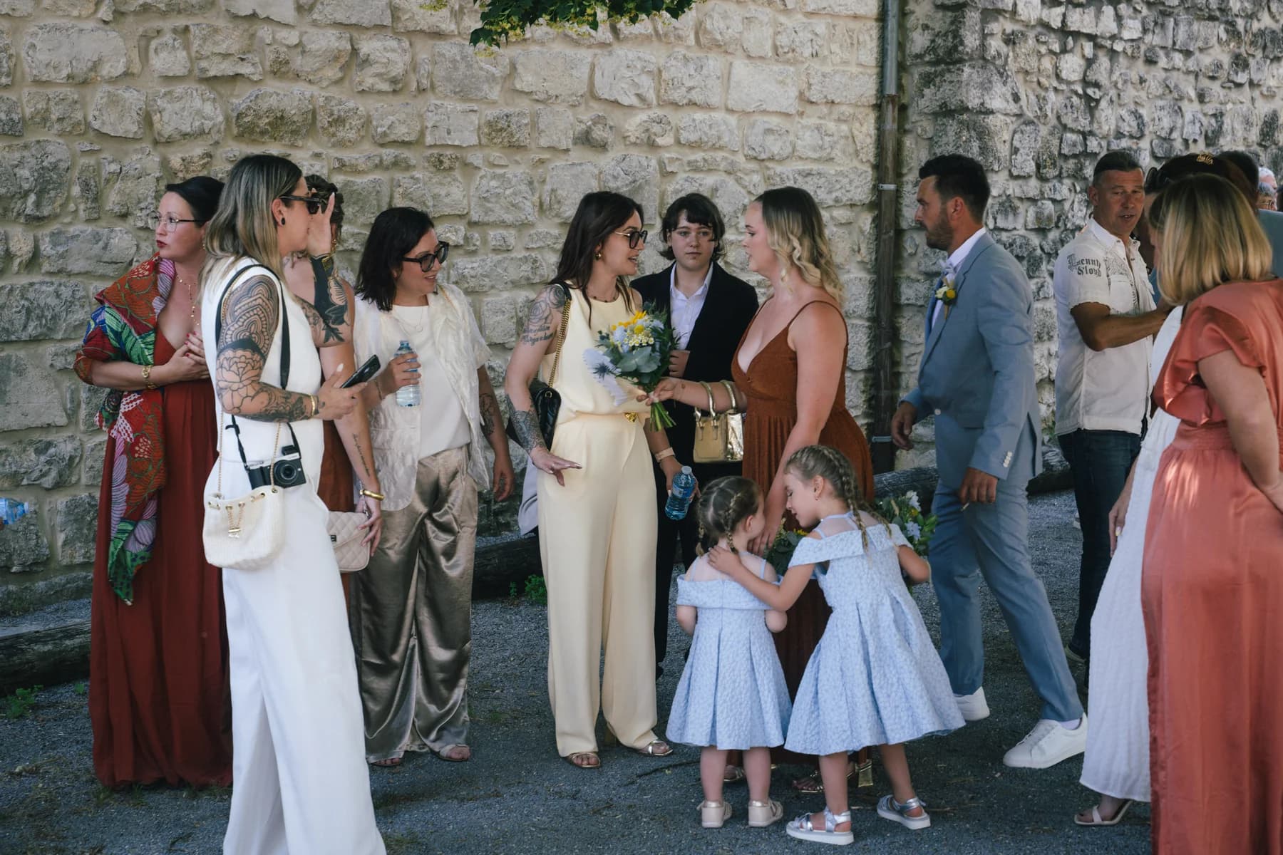 Mariage à Saint-Alban-Auriolles : retrouvailles des invités sur le parvis de la mairie.