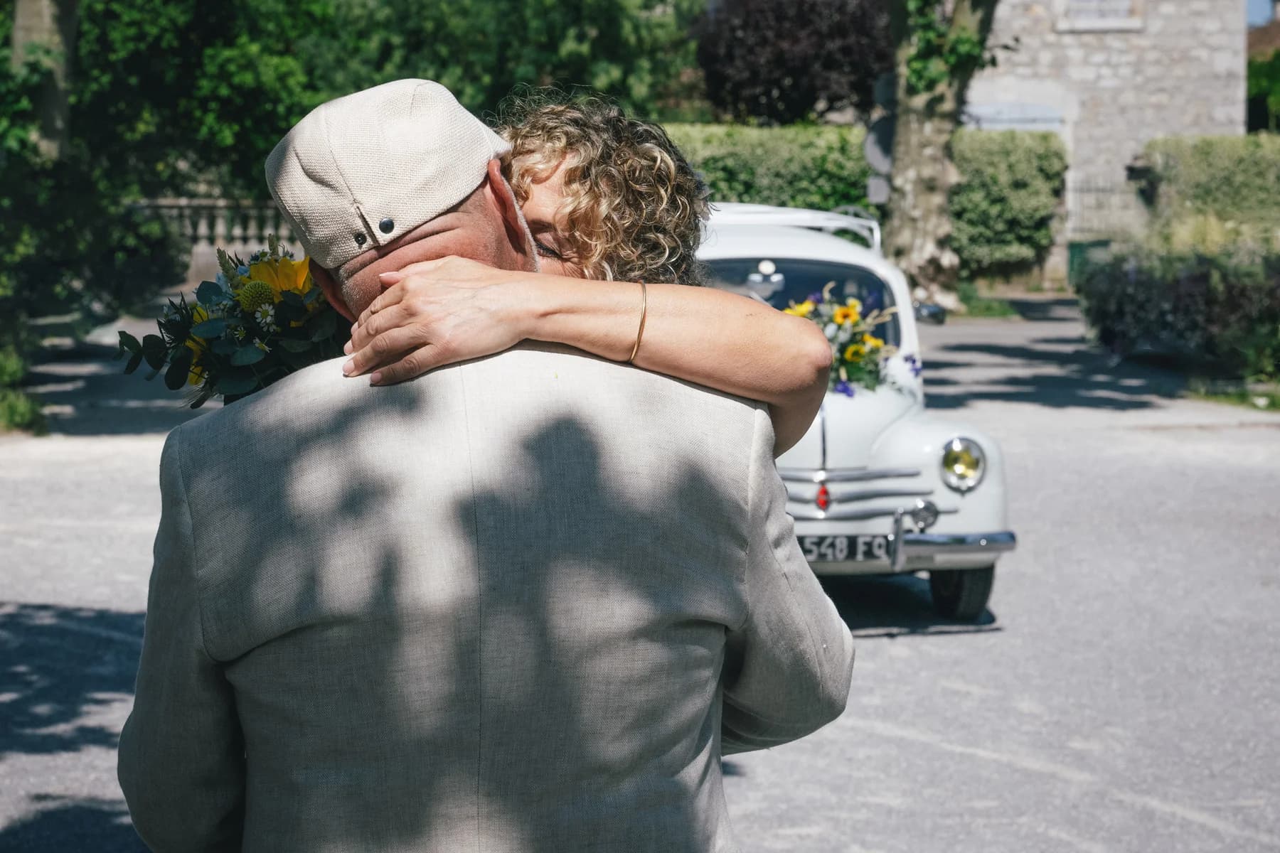 Mariage en Ardèche : embrassade émue entre proches devant la mairie.