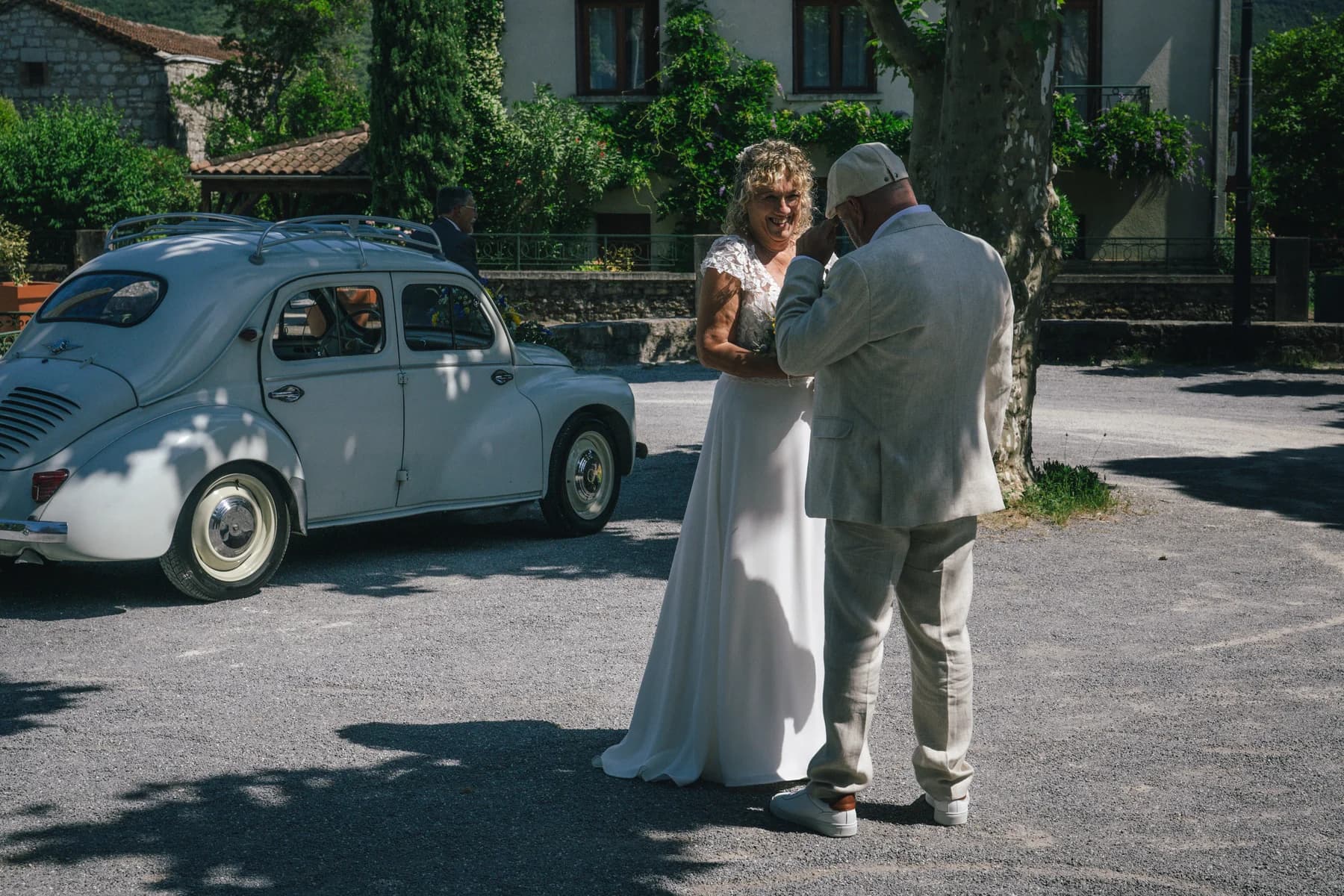 Mariage en Ardèche : les mariés et leurs proches autour de la 4CV blanche.