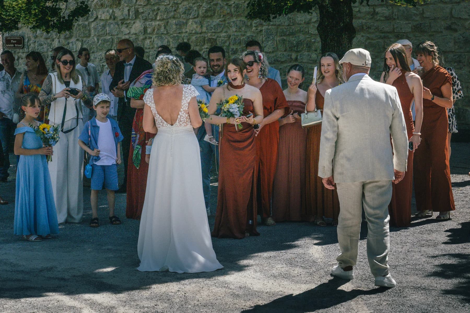 Mariage Sud Ardèche : groupe d'invités réunis devant la mairie de Saint-Alban-Auriolles.