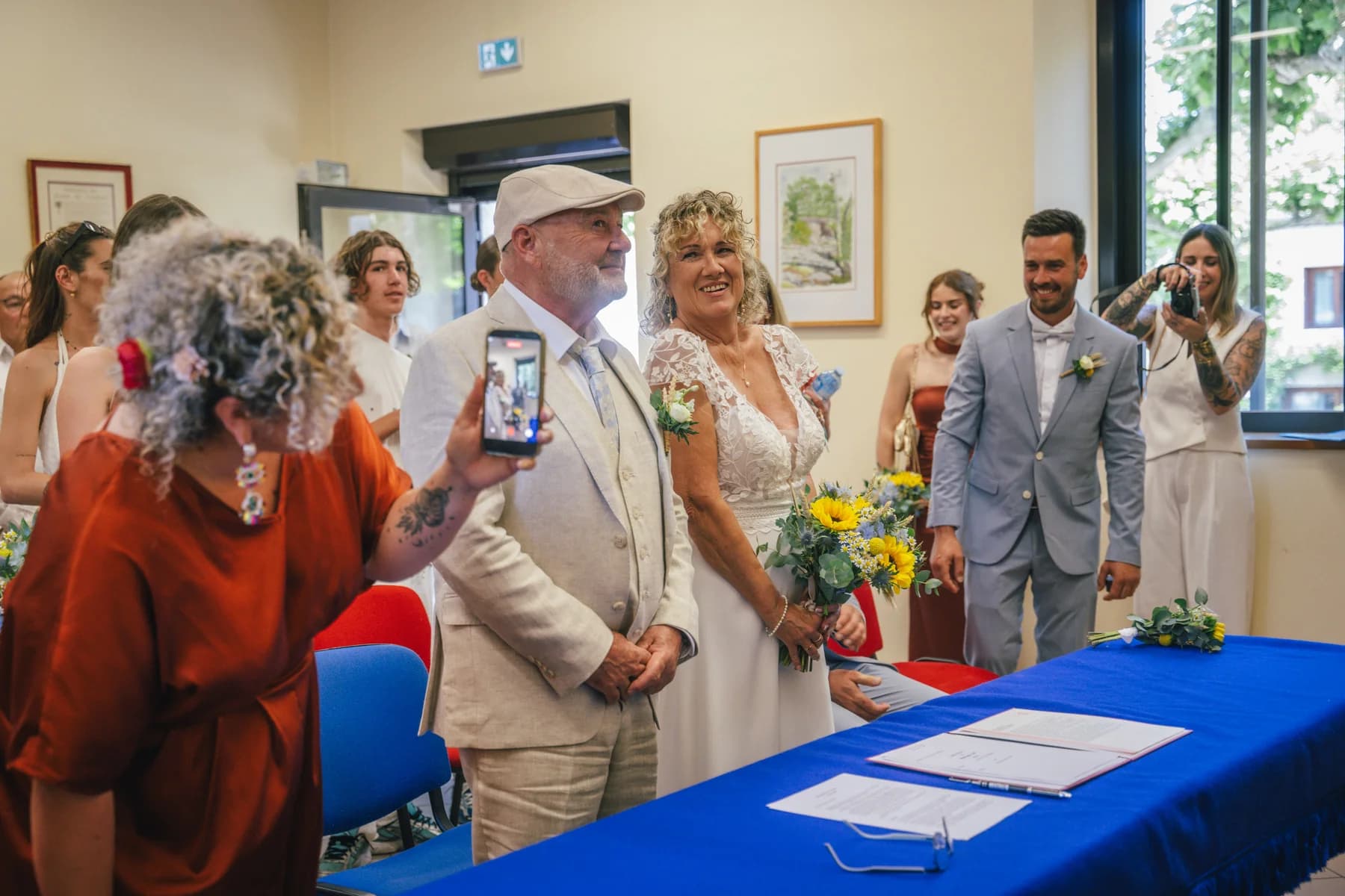 Mariage civil à Saint-Alban-Auriolles : signature des registres dans la salle des mariages.