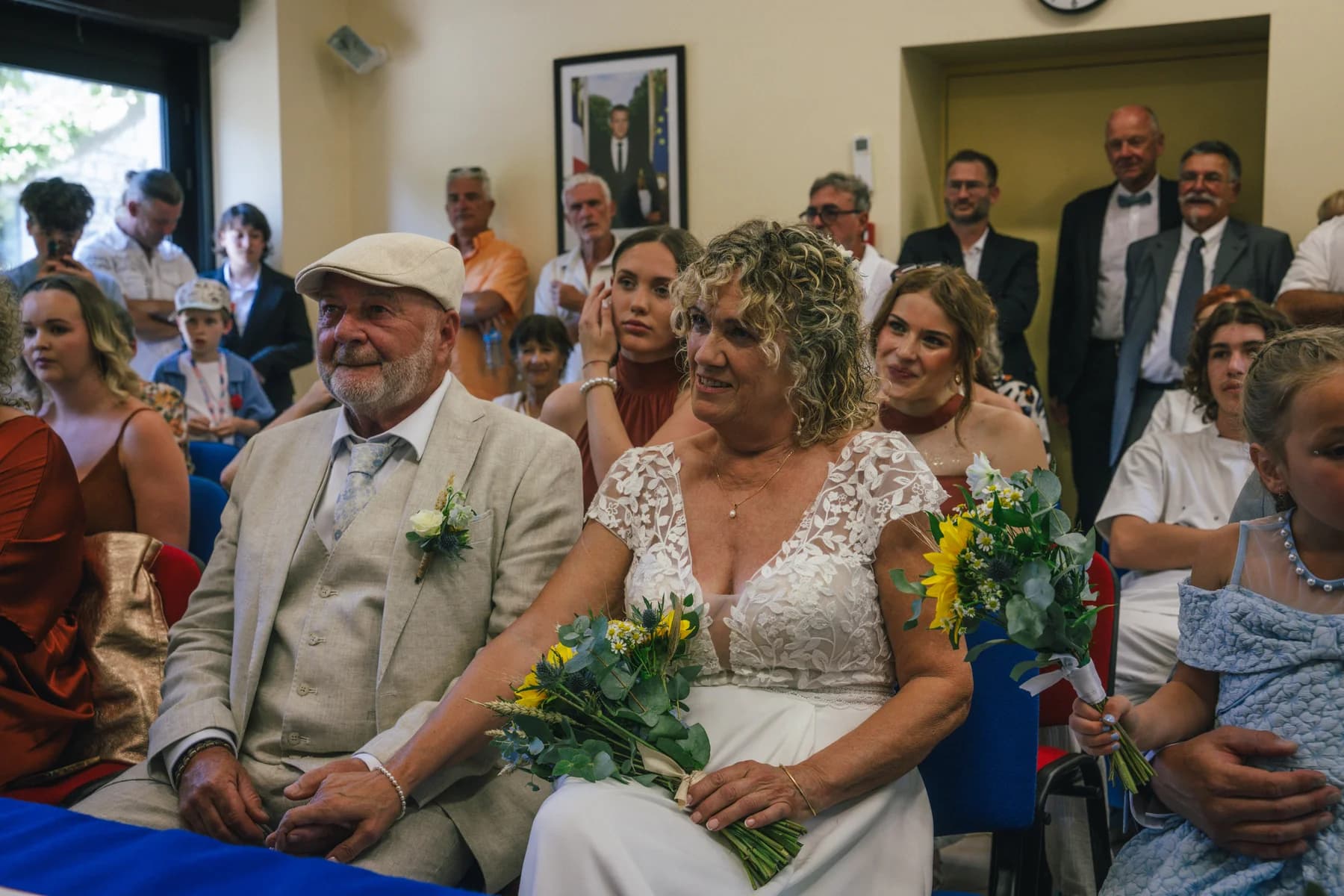 Mariage civil en Ardèche : les mariés pendant la cérémonie à la mairie.