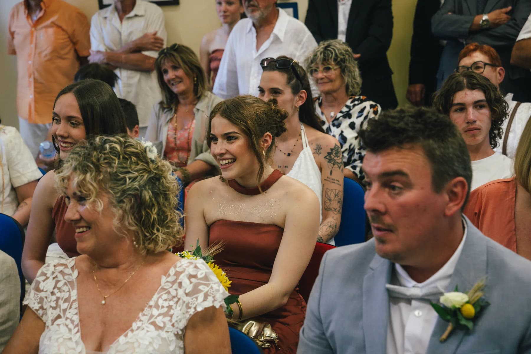 Mariage à Saint-Alban-Auriolles : les mariés côte à côte pendant la cérémonie civile.