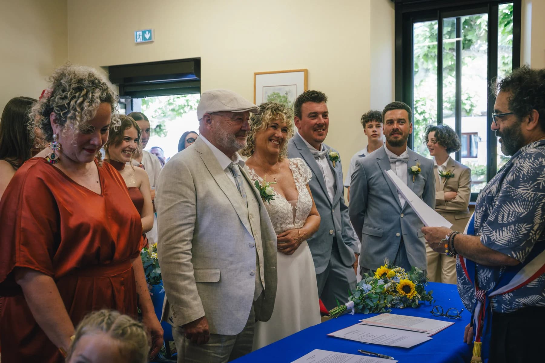 Mariage civil Sud Ardèche : la salle des mariages pleine d'invités.