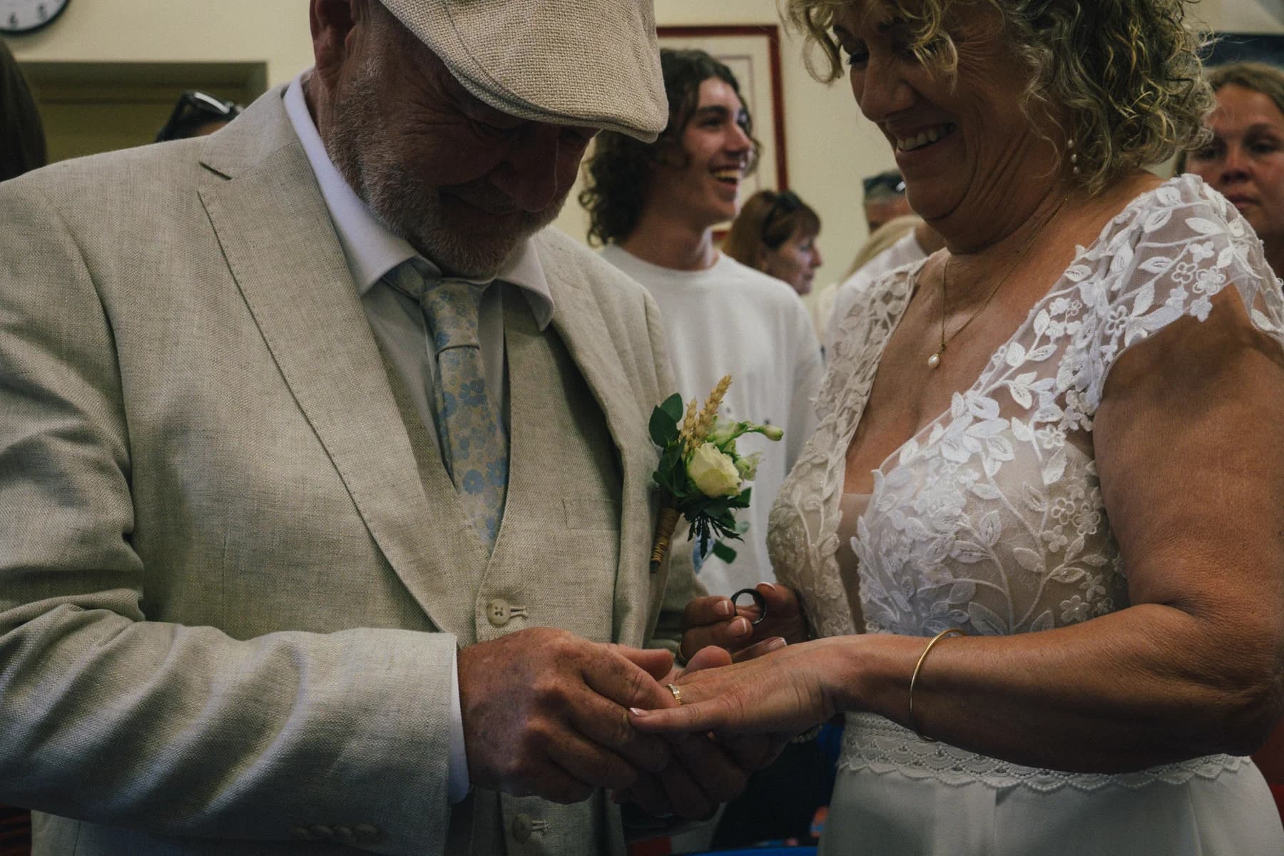Mariage en Ardèche : les mariés main dans la main pendant l'échange des consentements.