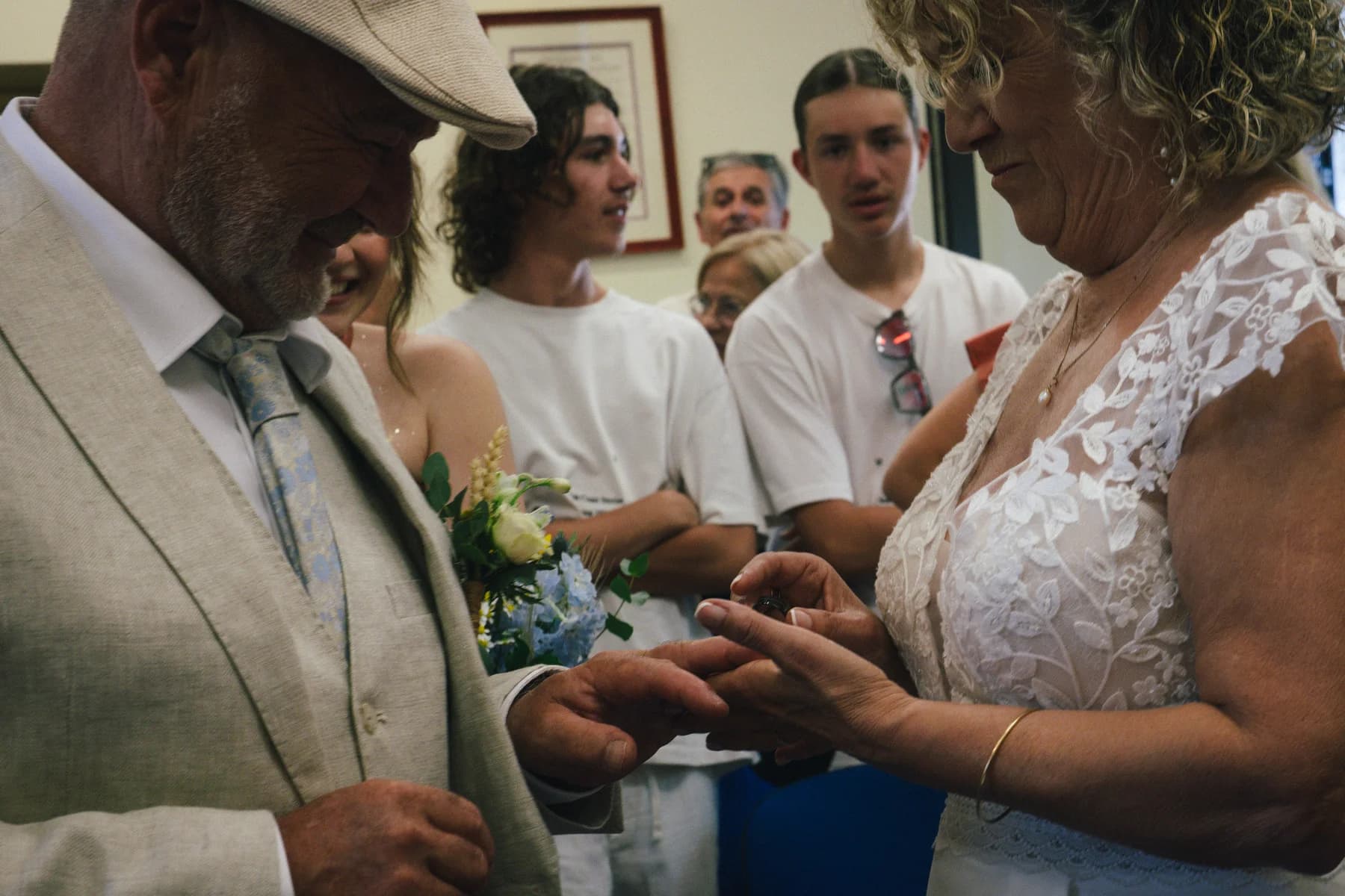Mariage à Saint-Alban-Auriolles : gros plan sur l'échange des alliances.