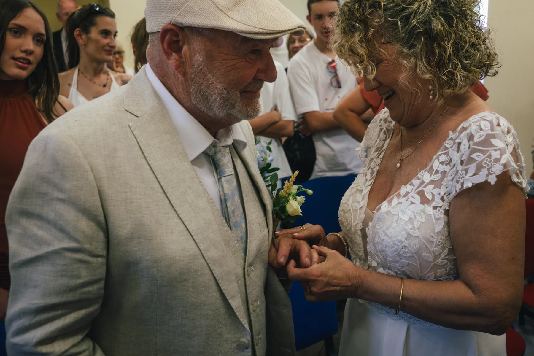 Mariage Sud Ardèche : le marié passe l'alliance au doigt de la mariée.