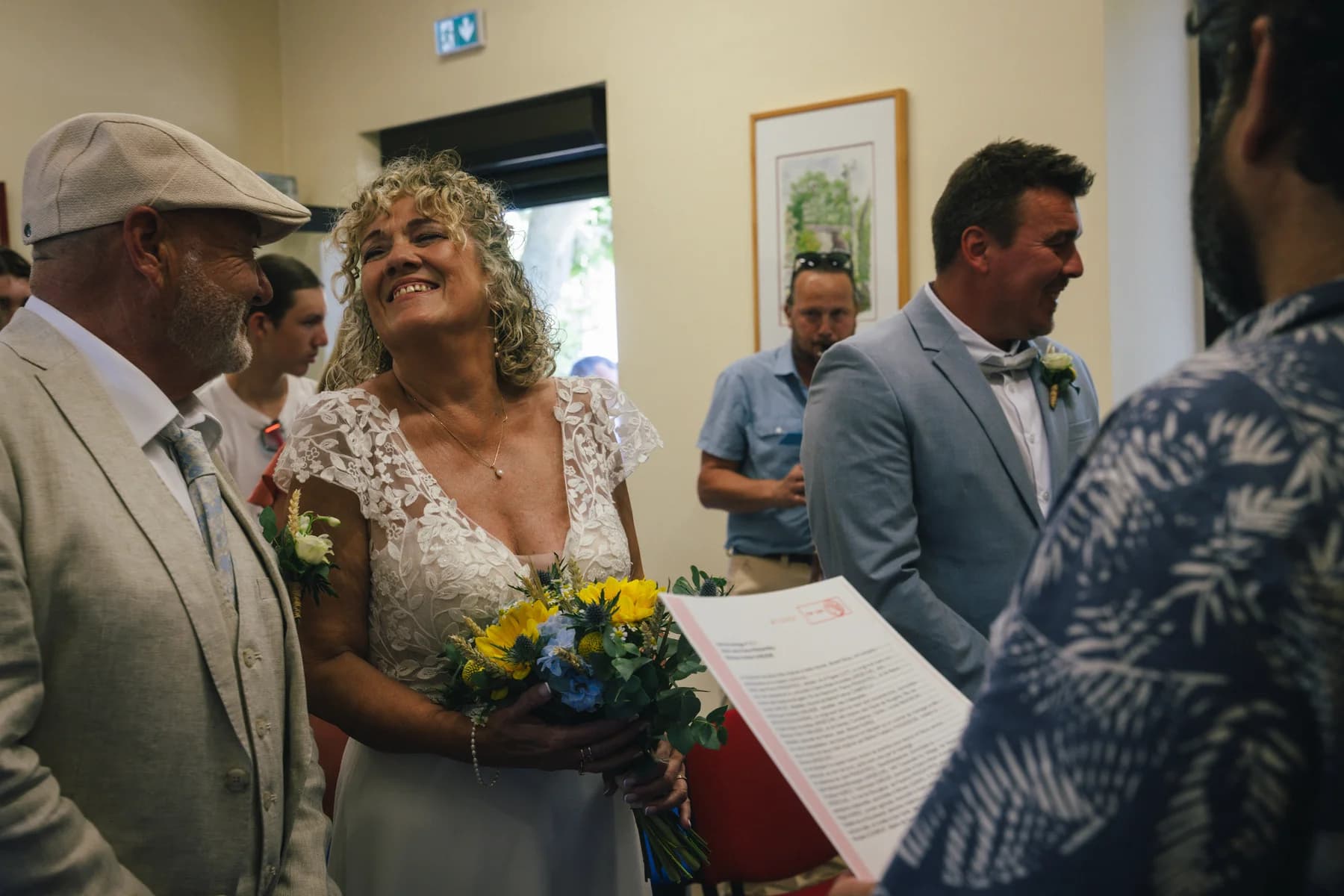 Mariage en Ardèche : félicitations des proches à la sortie de la mairie.