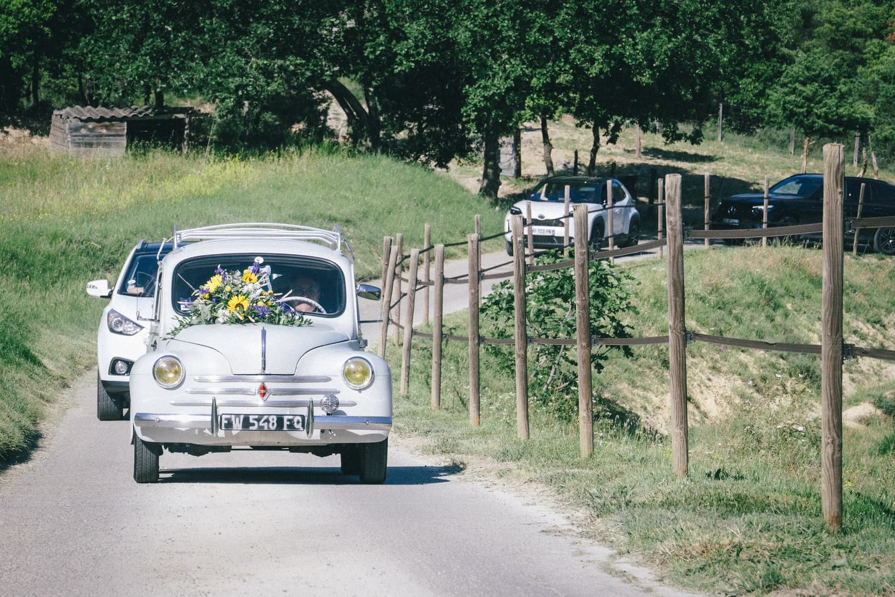 Mariage en Ardèche : départ des mariés en 4CV sur la route vers Ruoms.