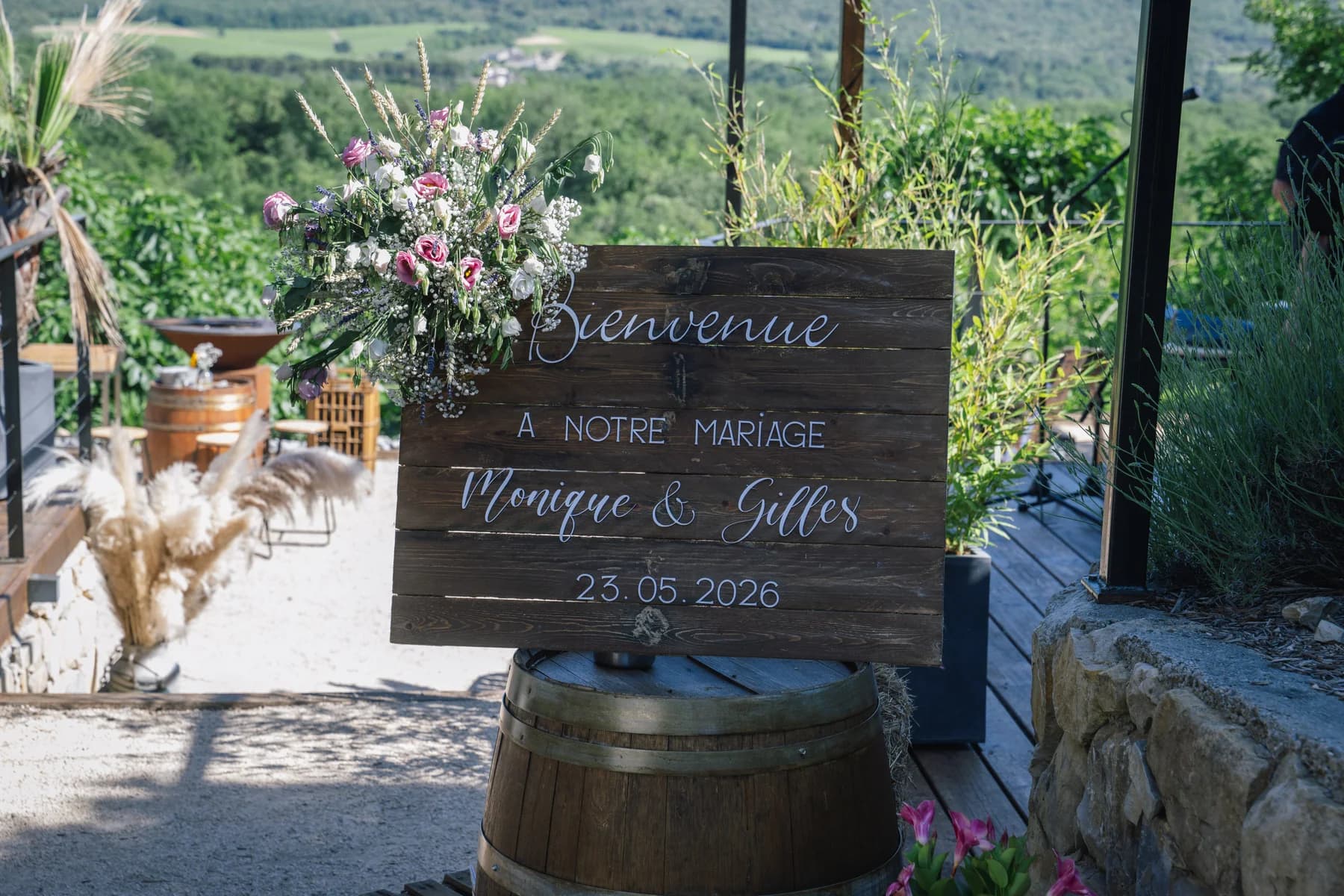Mariage à L'Otentic, Ruoms : ardoise de bienvenue à l'entrée de la ferme.