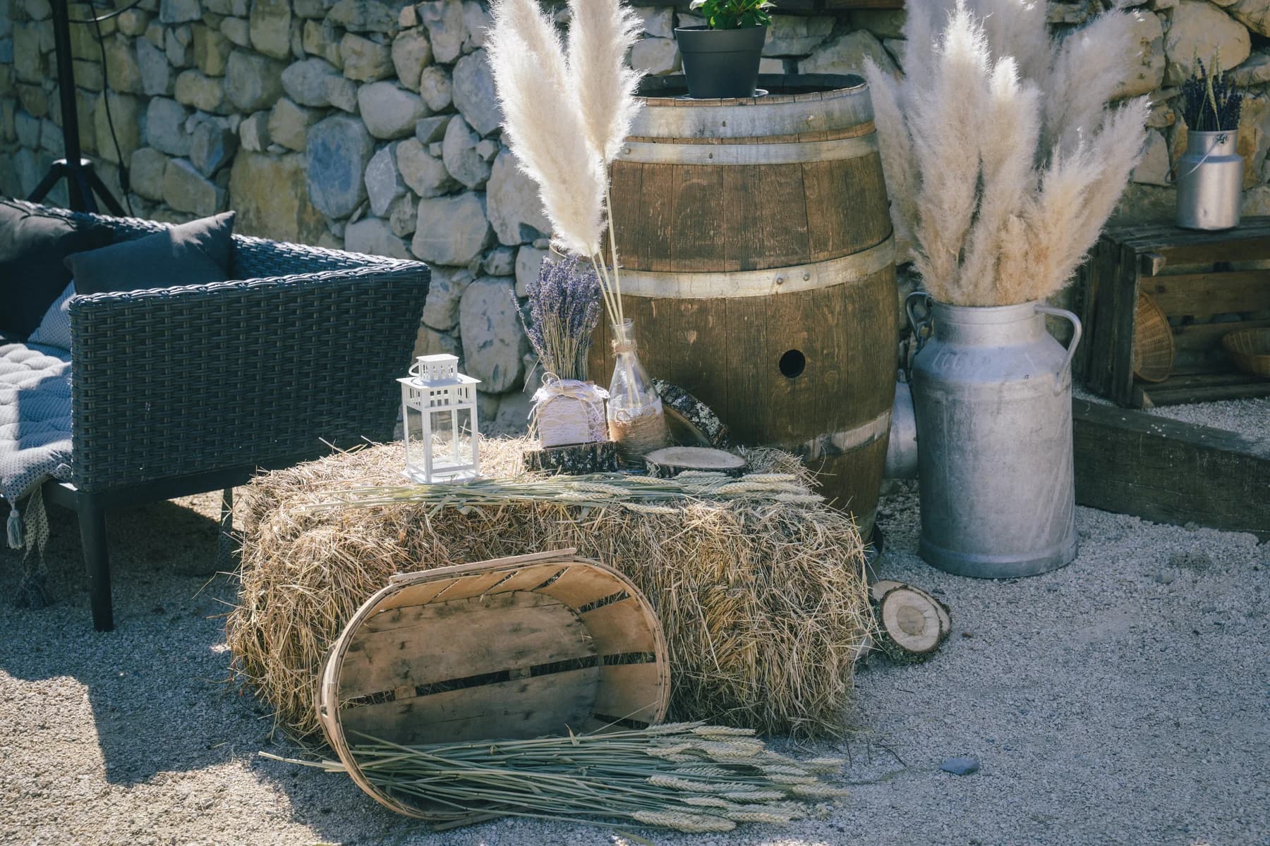 Mariage champêtre à Ruoms : décor de pampas et fûts de vin à L'Otentic.