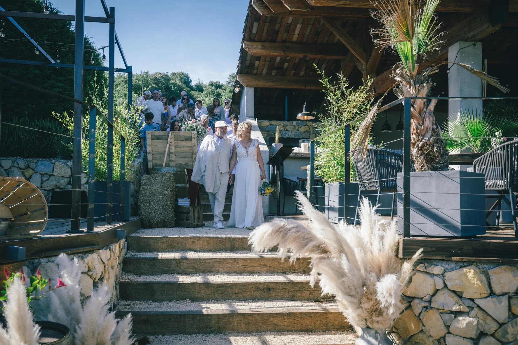 Mariage champêtre en Ardèche : les invités arrivent à la ferme de L'Otentic à Ruoms.