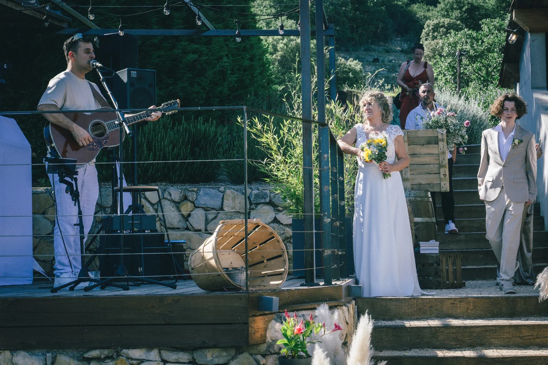 Mariage à Ruoms : la mariée entourée de ses proches dans le décor de la ferme.