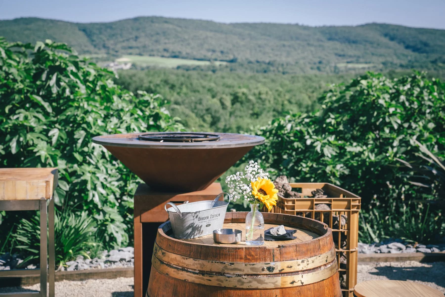 Mariage champêtre à L'Otentic : guitariste et fût de vin devant les collines ardéchoises.