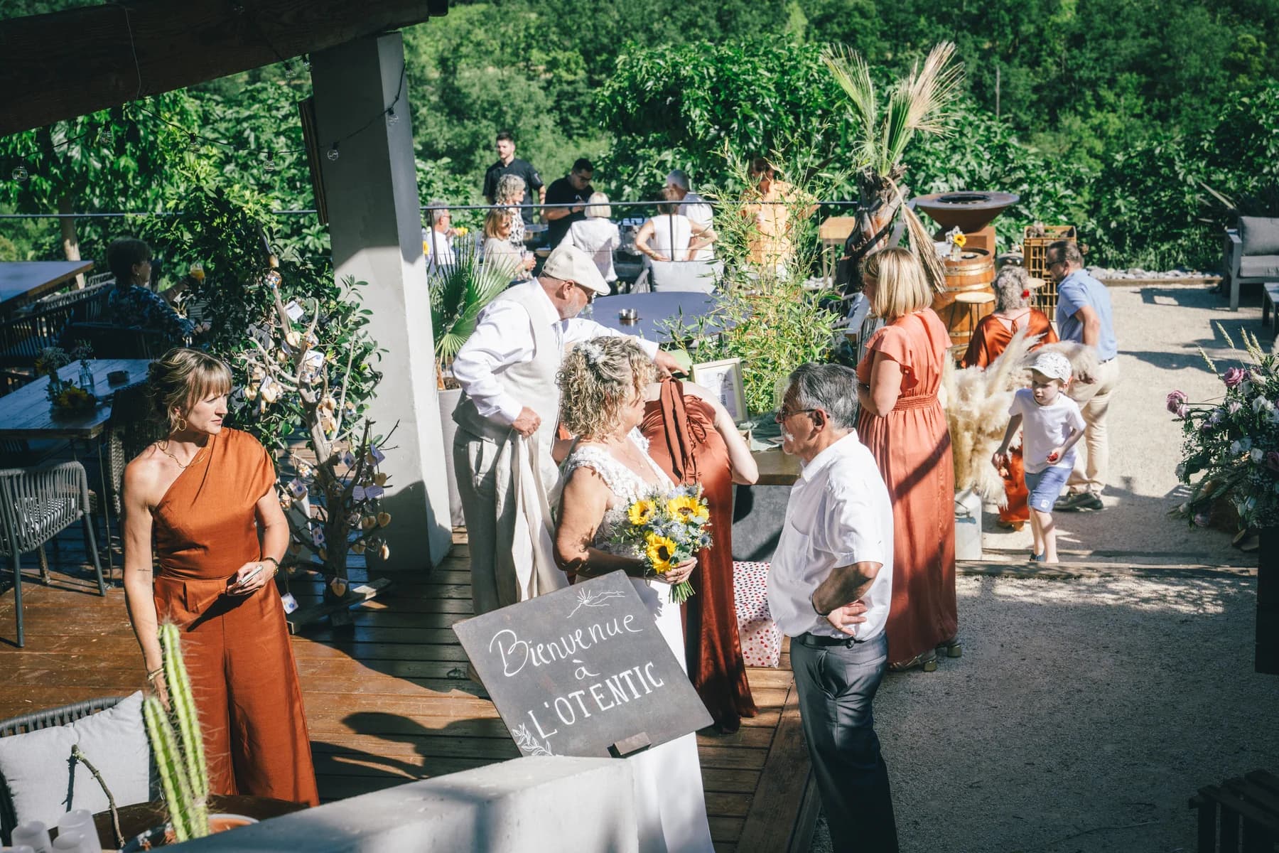 Mariage en Sud Ardèche : invités réunis pour le vin d'honneur à la ferme de L'Otentic.