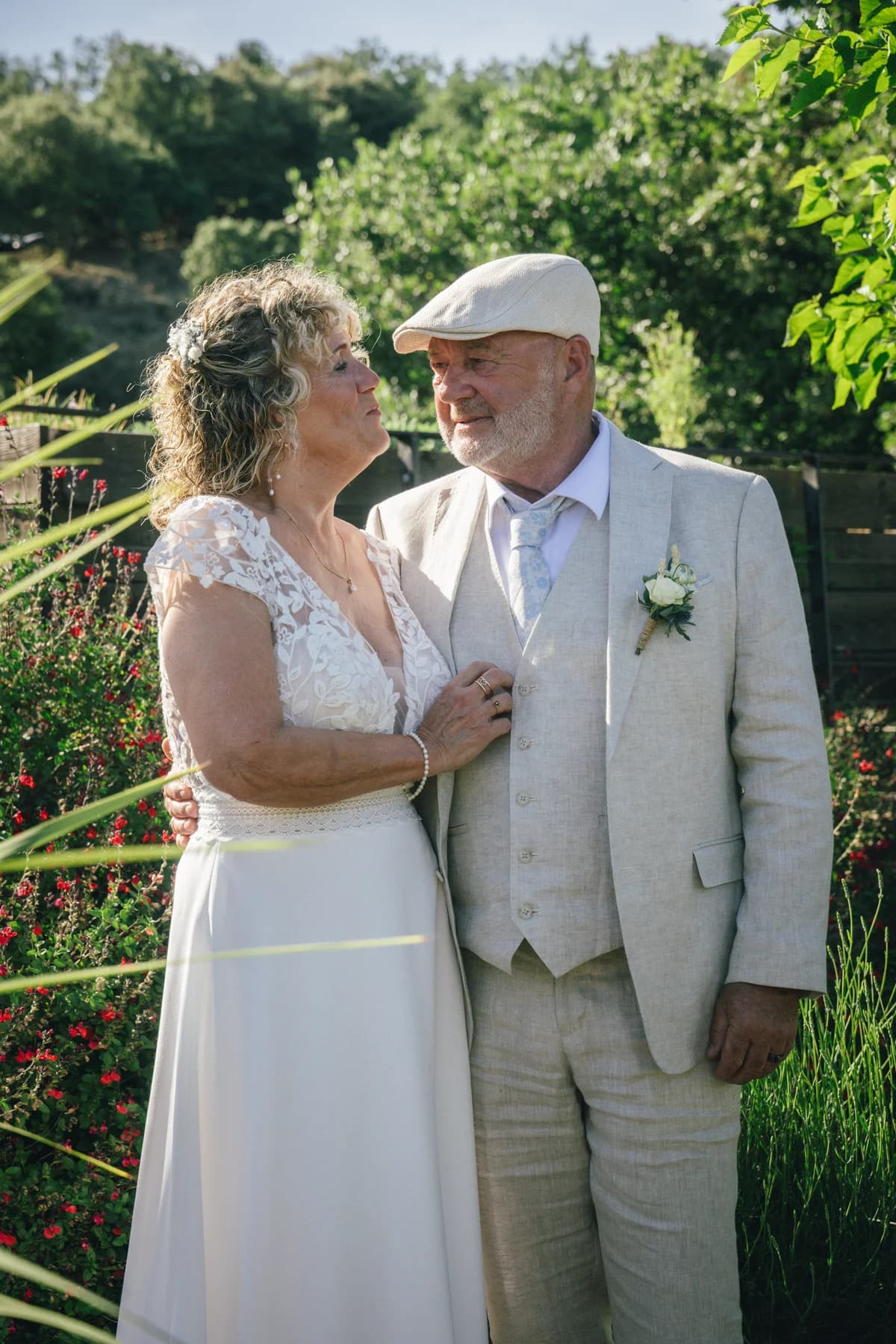 Mariage à Ruoms : portrait des mariés dans la verdure à L'Otentic à la ferme, Sud Ardèche